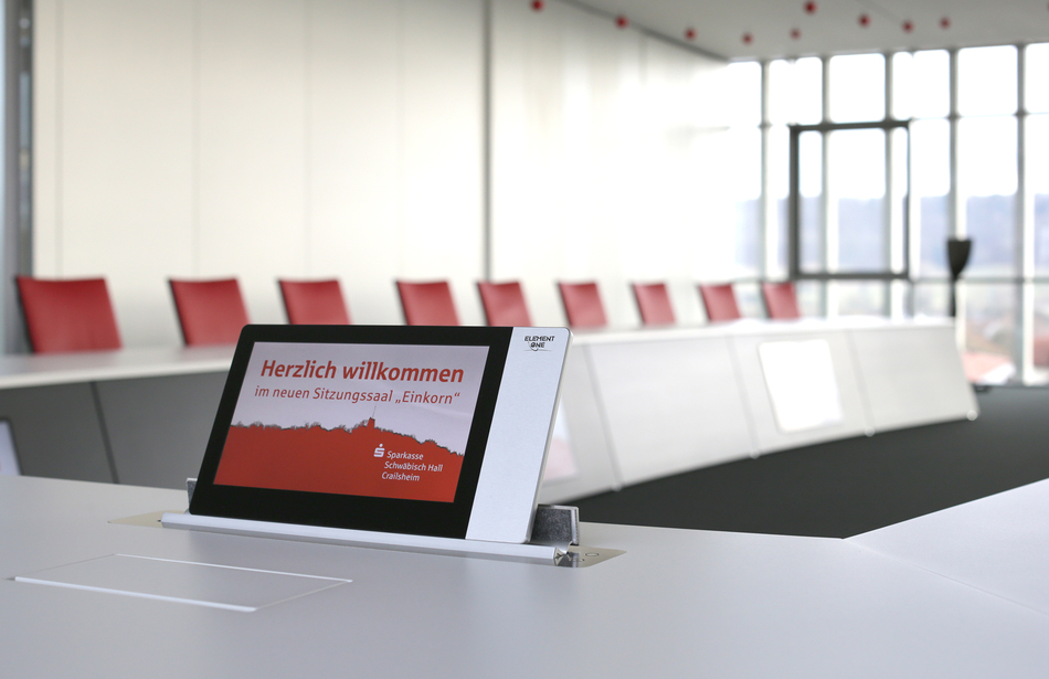 Sparkasse Schwäbisch Hall I Konferenztischanlage: Sonderbau inkl. Technikintegration I Stühle: x-cone