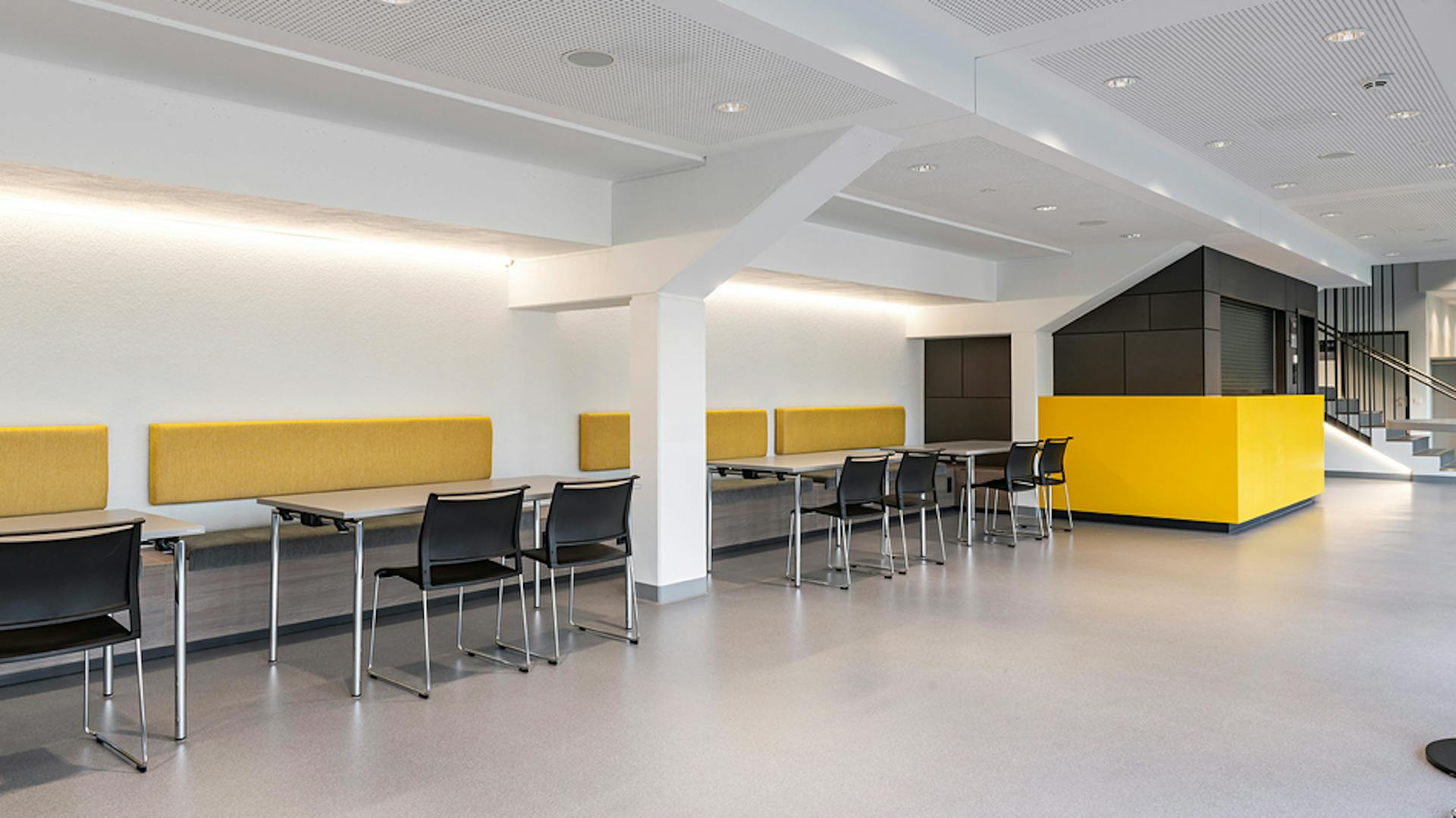 Riedhalle Steinheim an der Murr | klif Stapelstuhl | easy flex Stapeltisch