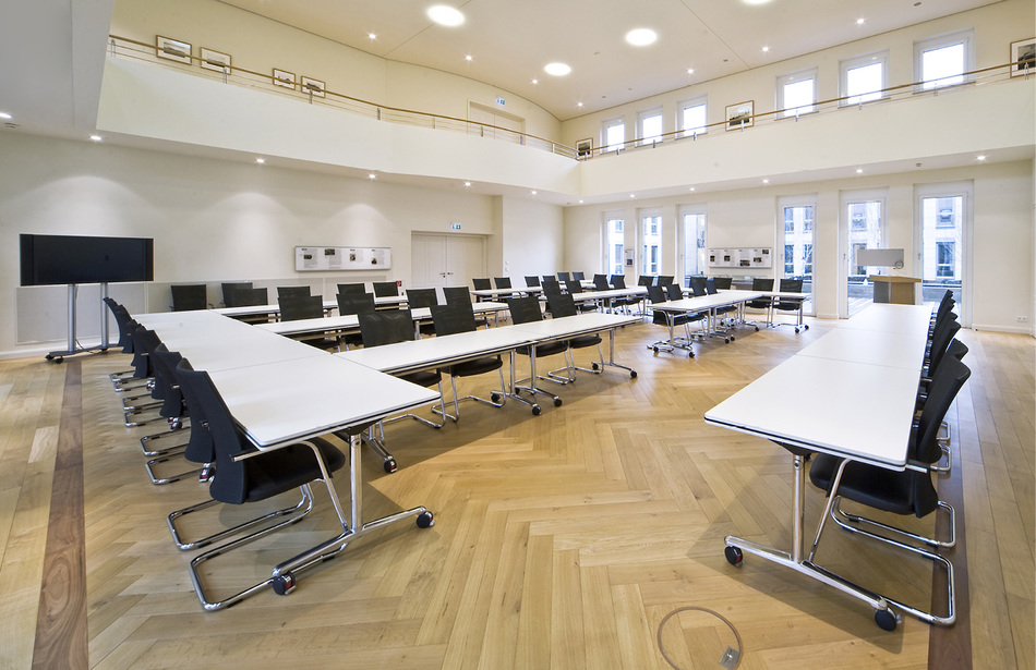 Grillo-Werke AG Duisburg | Stühle: pharao net Freischwinger | Tische: Multiform Mehrzwecktische