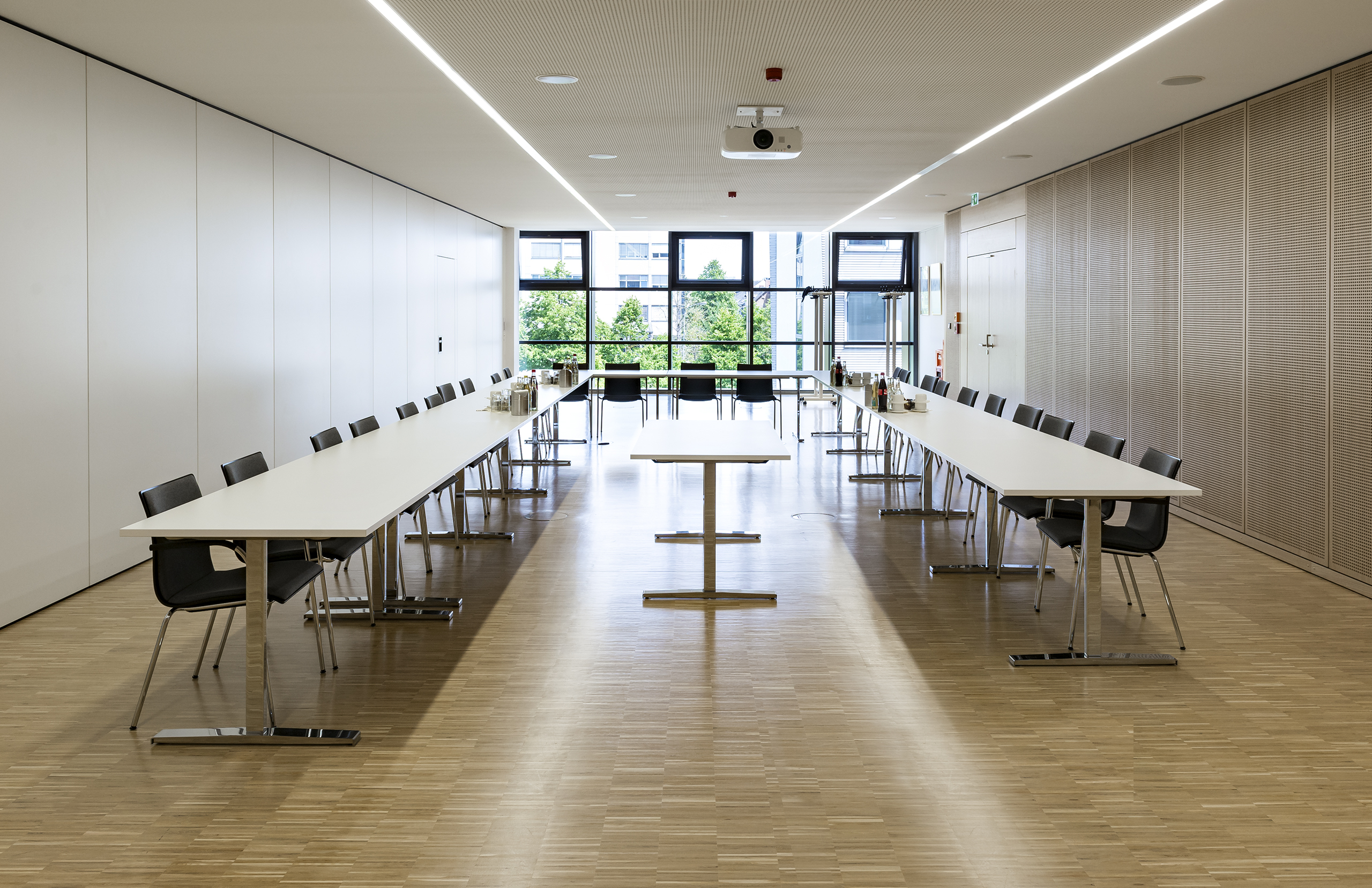 Kreishaus Wetzlar | werkzeuglos montierbare Tischanlage t-base