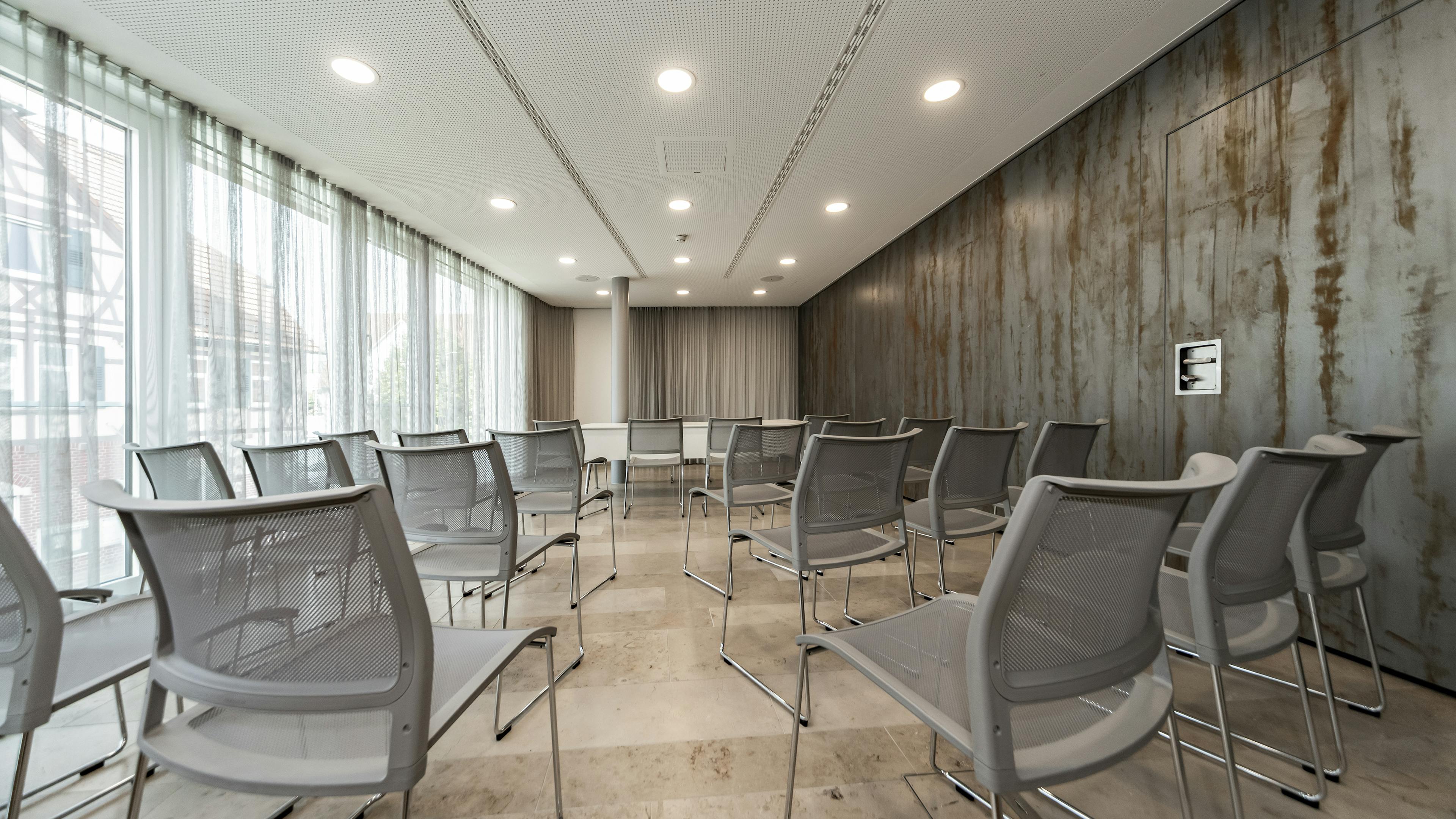 Gemeinde Baltmannsweiler Trauzimmer | klif Stapelstuhl | xcone Schreibtisch