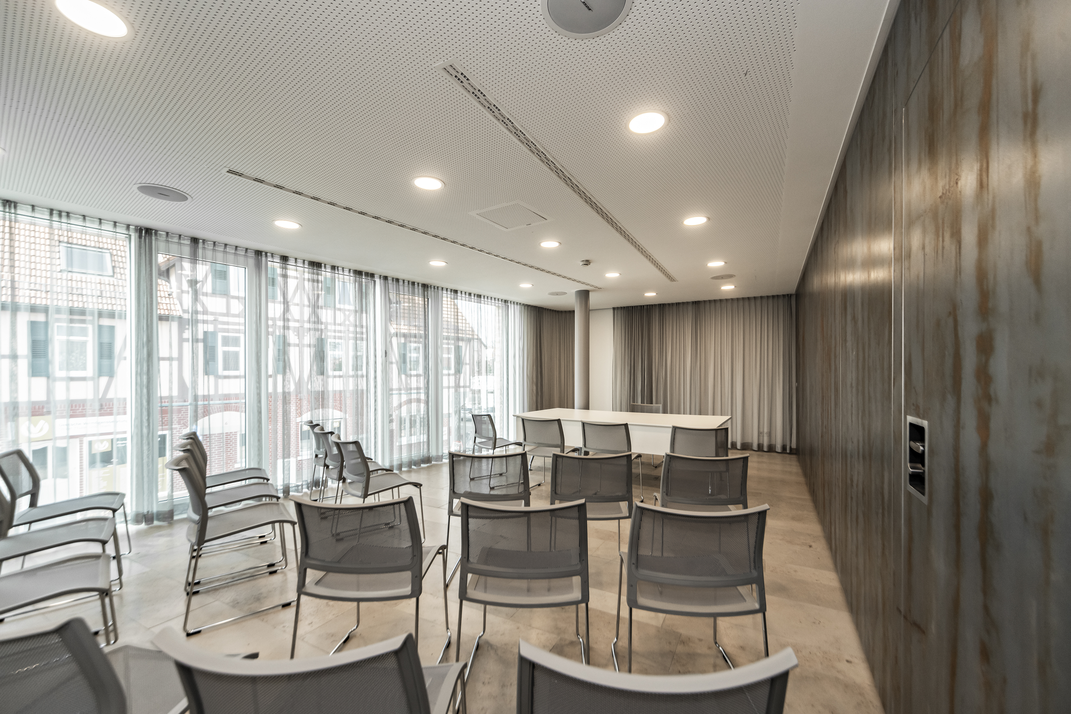 Gemeinde Baltmannsweiler Trauzimmer | klif Stapelstuhl | xcone Schreibtisch