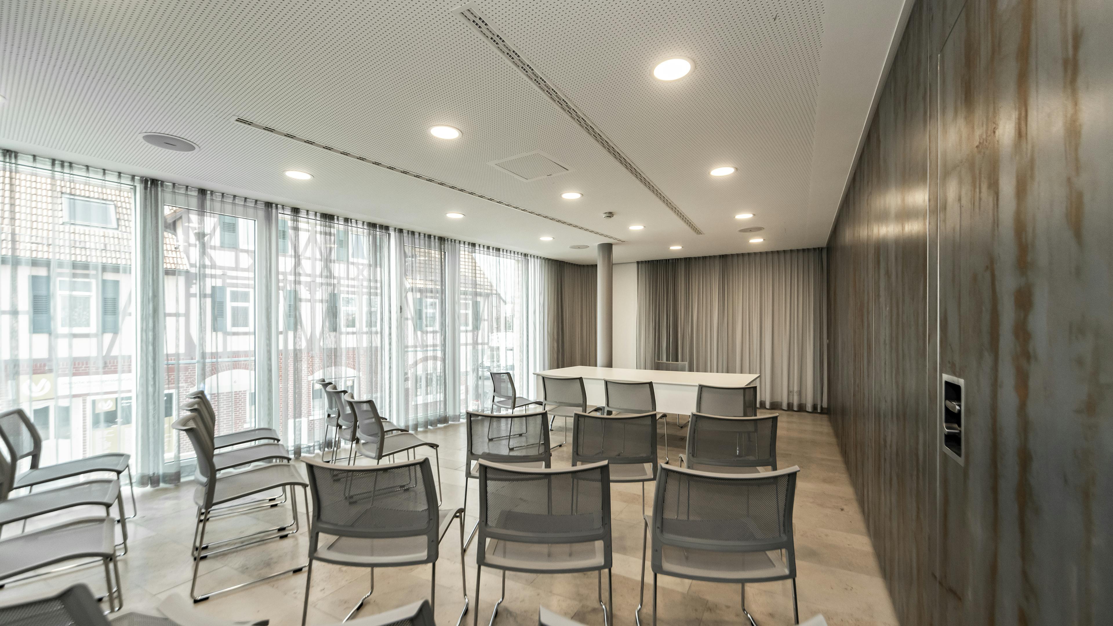 Gemeinde Baltmannsweiler Trauzimmer | klif Stapelstuhl | xcone Schreibtisch