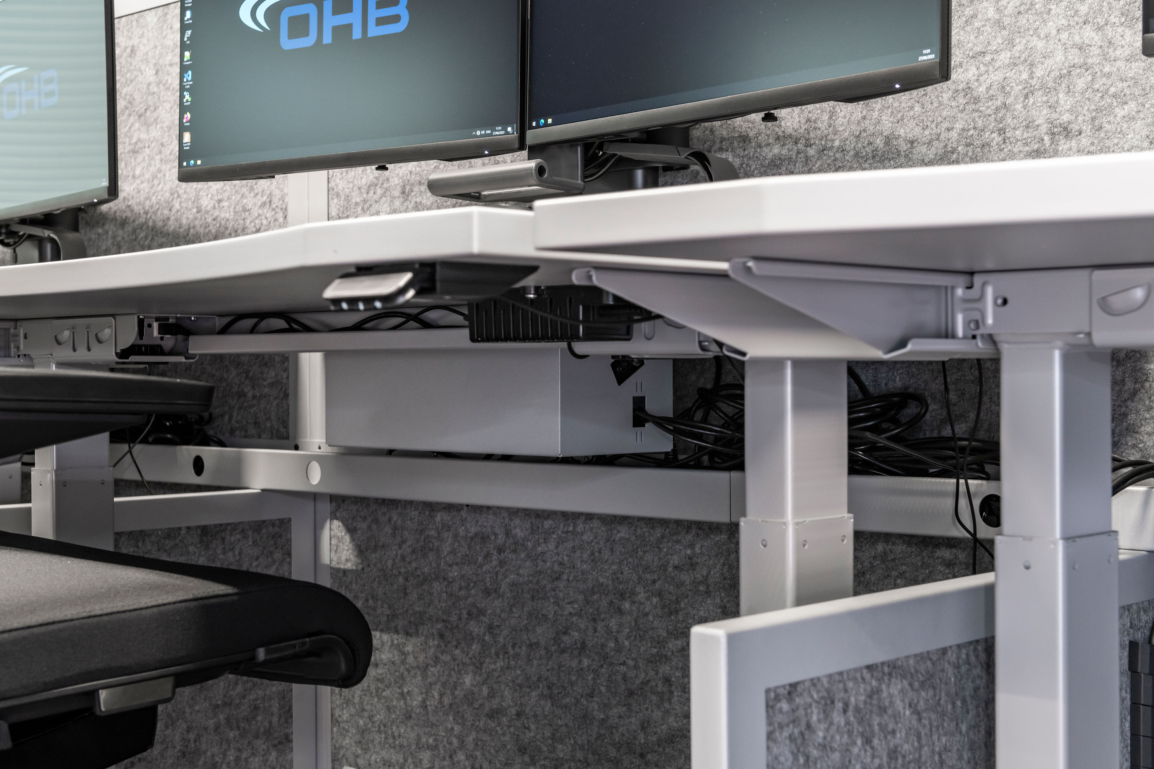 OHB Digital Connect GmbH I lino Schreibtisch, elektrisch höhenverstellbar | Tischanschlußfelder in Sonderausführung | gepulverte Tischplatten in Sonderform | Akustikblenden & Sichtschutz aus Polyestervlies | sano Drehstuhl