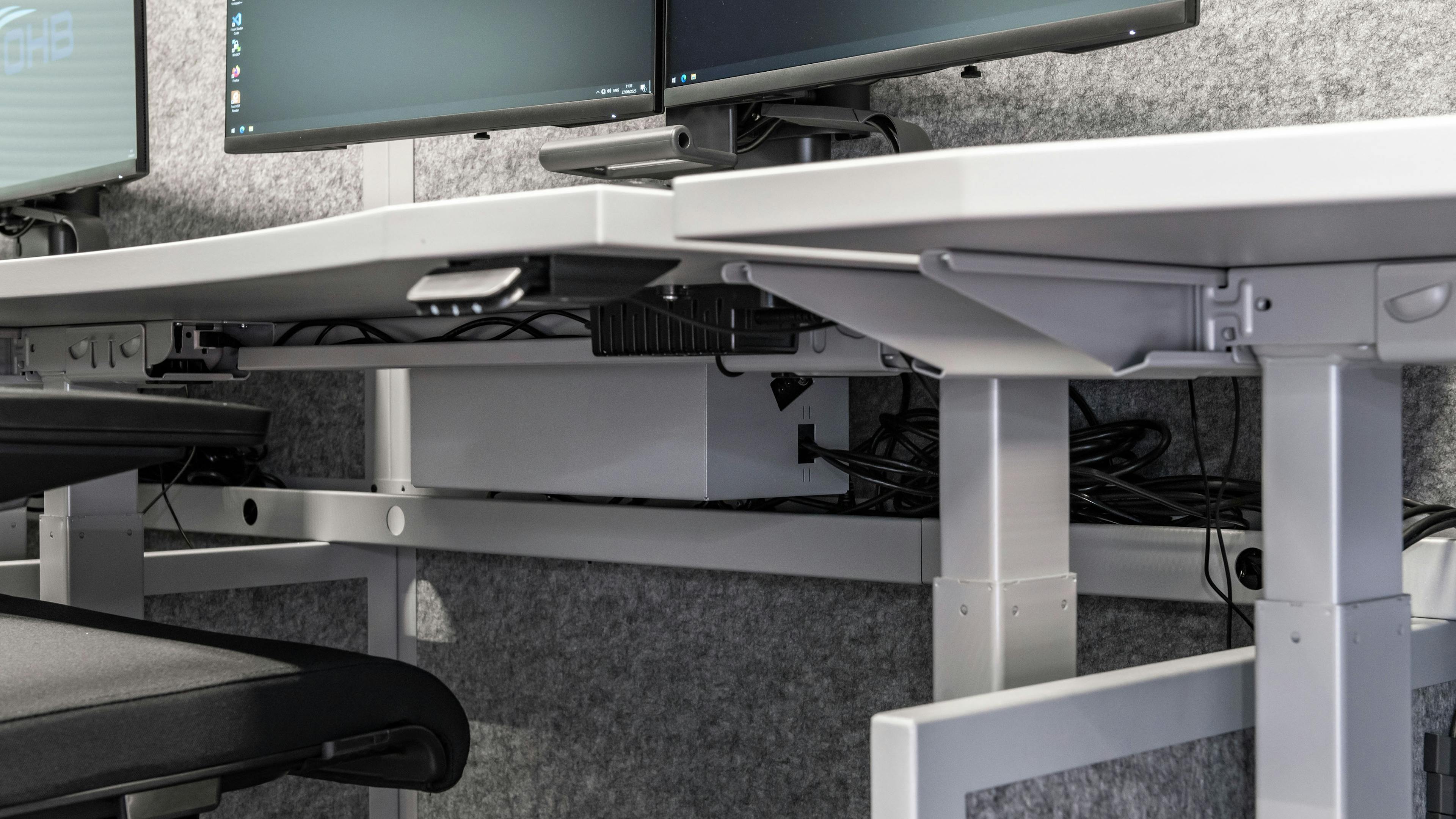 OHB Digital Connect GmbH I lino Schreibtisch, elektrisch höhenverstellbar | Tischanschlußfelder in Sonderausführung | gepulverte Tischplatten in Sonderform | Akustikblenden & Sichtschutz aus Polyestervlies | sano Drehstuhl