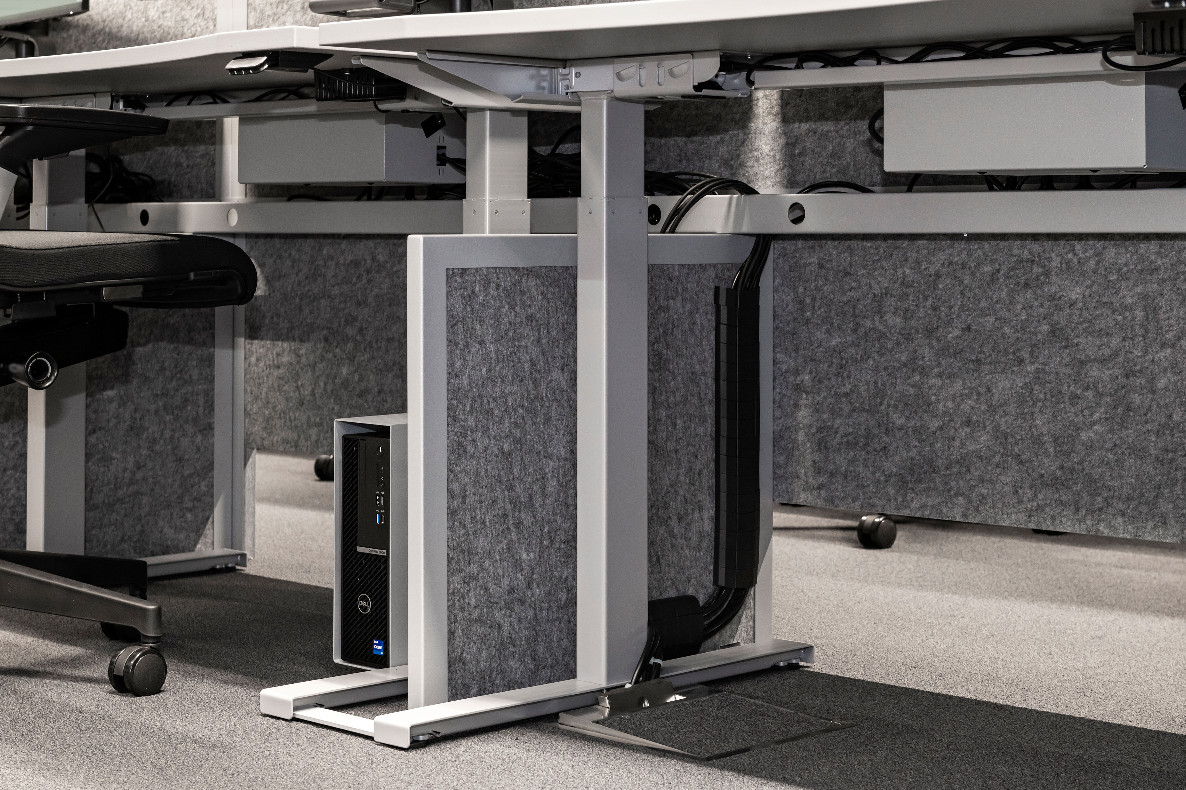 OHB Digital Connect GmbH I lino Schreibtisch, elektrisch höhenverstellbar | Tischanschlußfelder in Sonderausführung | gepulverte Tischplatten in Sonderform | Akustikblenden & Sichtschutz aus Polyestervlies | sano Drehstuhl