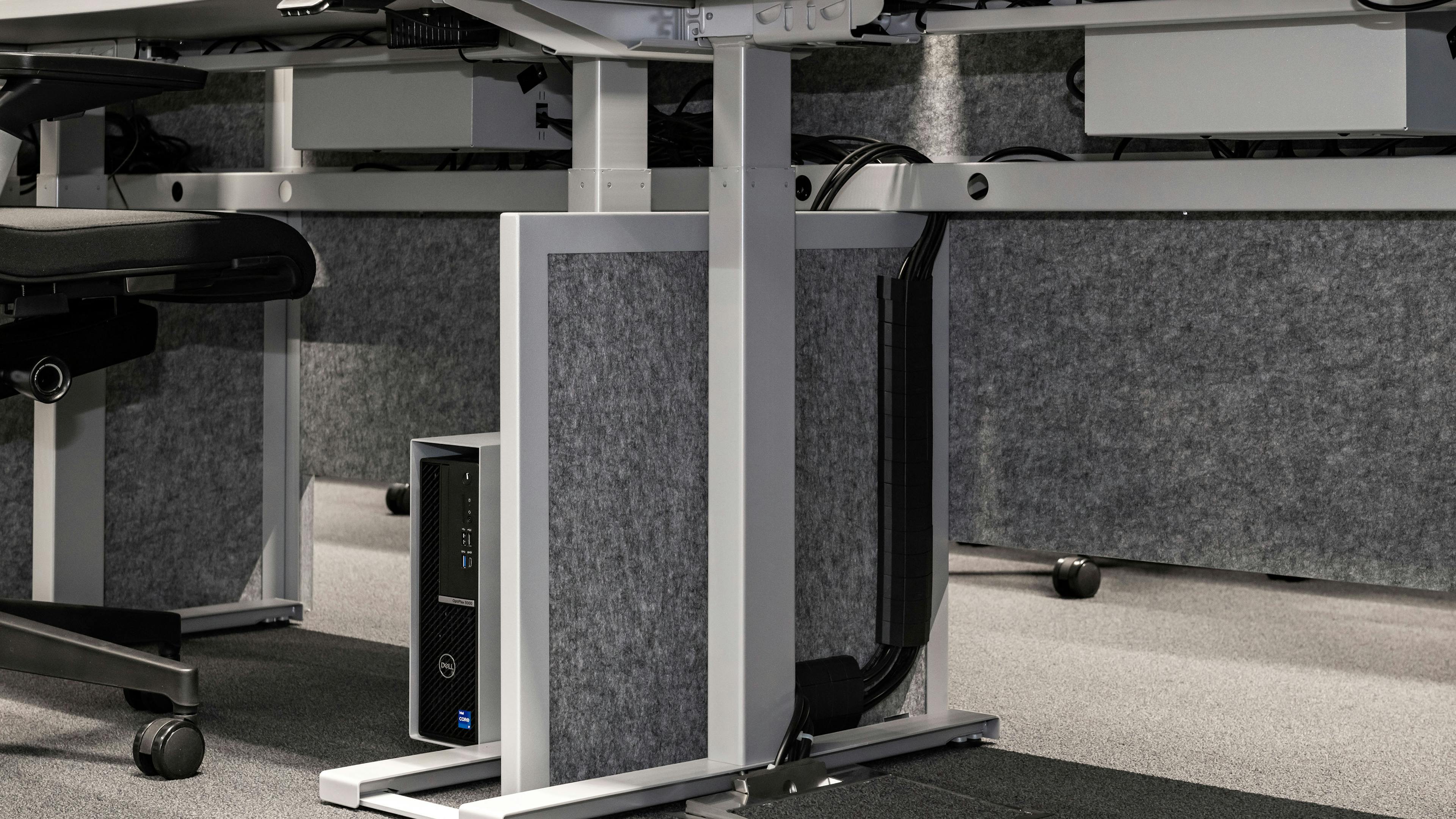 OHB Digital Connect GmbH I lino Schreibtisch, elektrisch höhenverstellbar | Tischanschlußfelder in Sonderausführung | gepulverte Tischplatten in Sonderform | Akustikblenden & Sichtschutz aus Polyestervlies | sano Drehstuhl