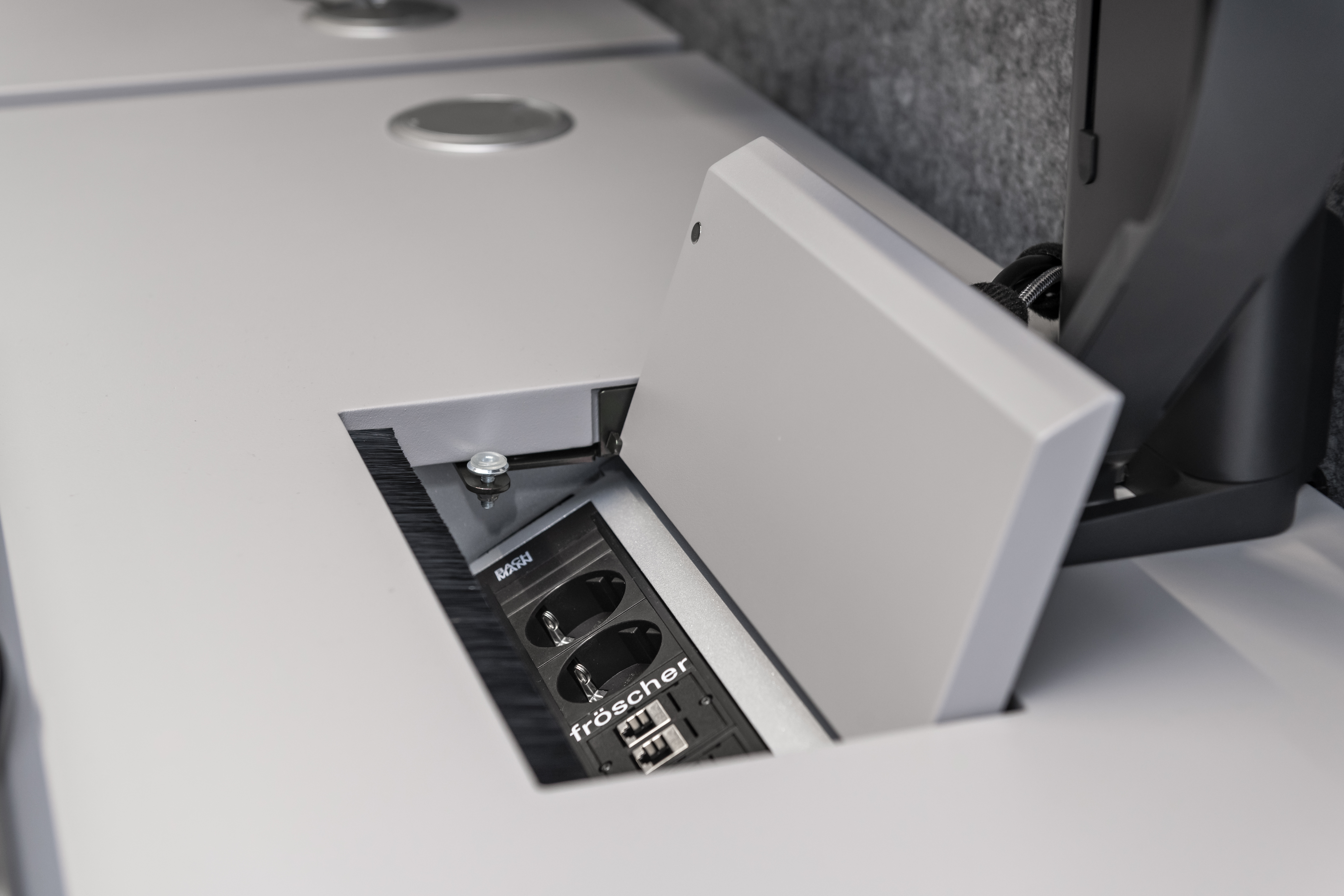 OHB Digital Connect GmbH I lino Schreibtisch, elektrisch höhenverstellbar | Tischanschlußfelder in Sonderausführung | gepulverte Tischplatten in Sonderform | Akustikblenden & Sichtschutz aus Polyestervlies | sano Drehstuhl