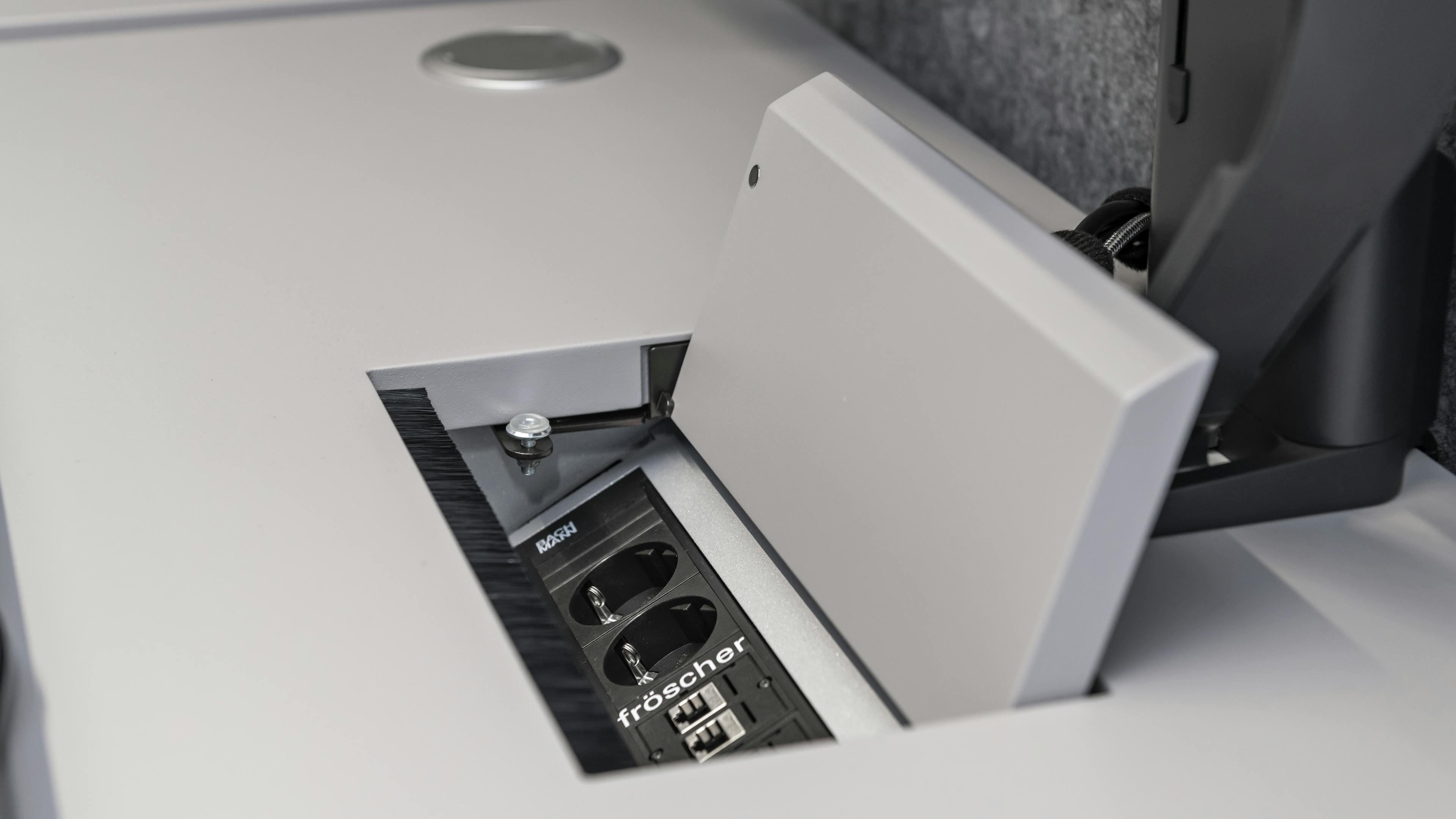 OHB Digital Connect GmbH I lino Schreibtisch, elektrisch höhenverstellbar | Tischanschlußfelder in Sonderausführung | gepulverte Tischplatten in Sonderform | Akustikblenden & Sichtschutz aus Polyestervlies | sano Drehstuhl