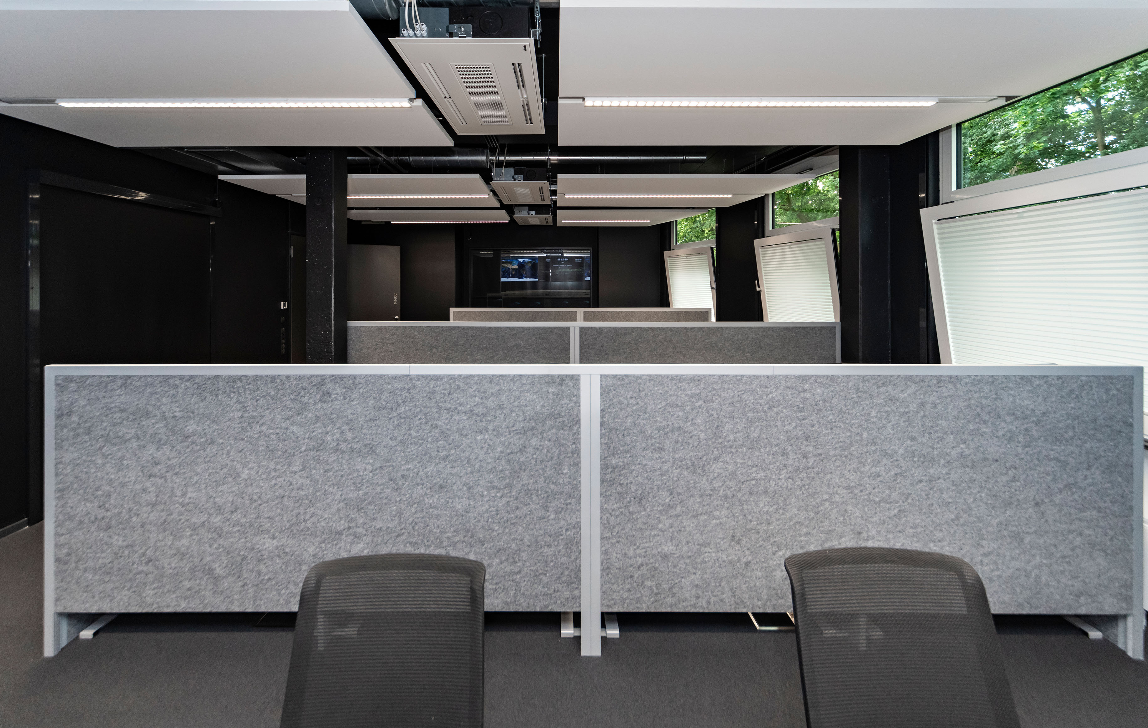 OHB Digital Connect GmbH I lino Schreibtisch, elektrisch höhenverstellbar | Tischanschlußfelder in Sonderausführung | gepulverte Tischplatten in Sonderform | Akustikblenden & Sichtschutz aus Polyestervlies | sano Drehstuhl