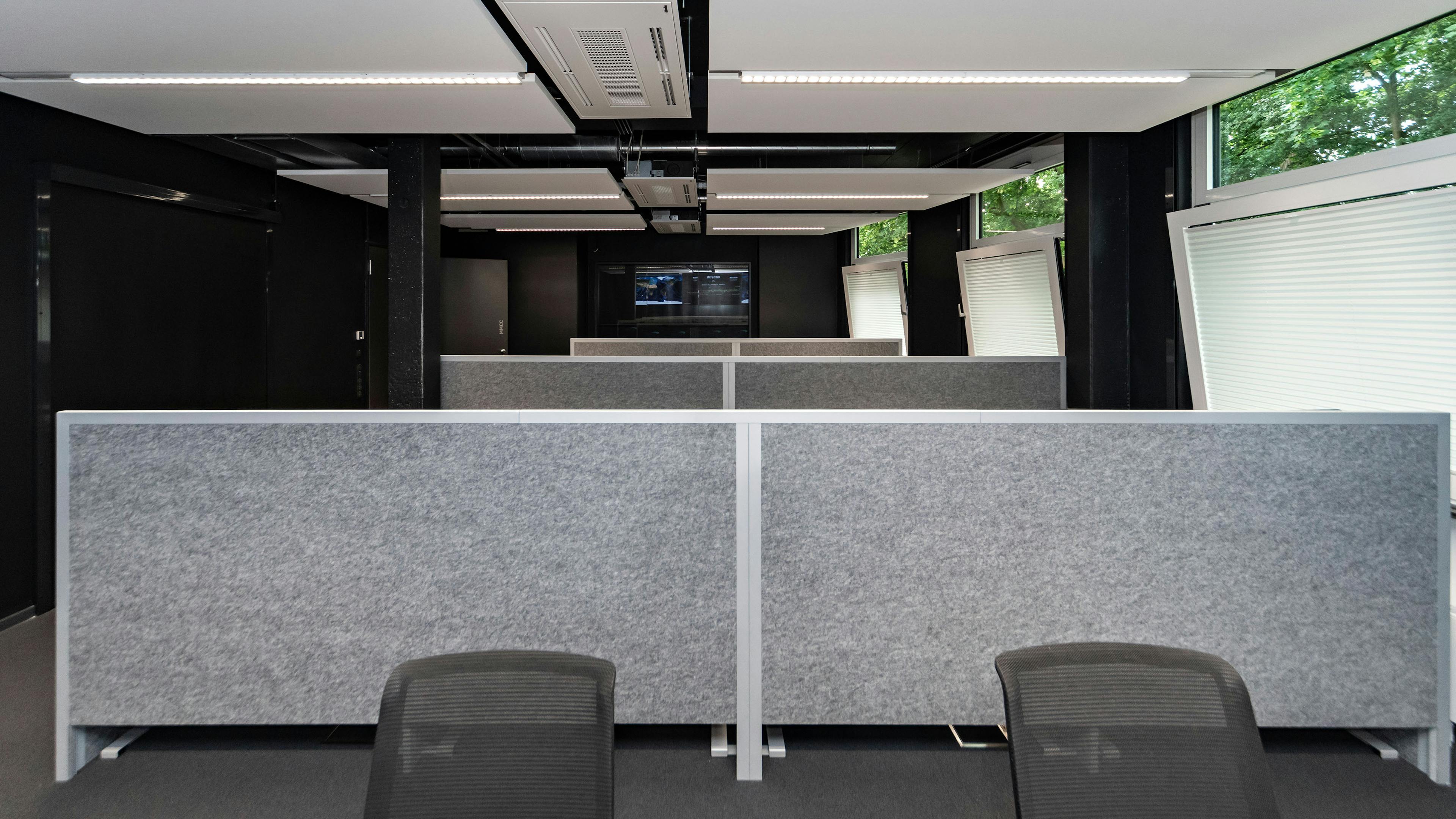 OHB Digital Connect GmbH I lino Schreibtisch, elektrisch höhenverstellbar | Tischanschlußfelder in Sonderausführung | gepulverte Tischplatten in Sonderform | Akustikblenden & Sichtschutz aus Polyestervlies | sano Drehstuhl