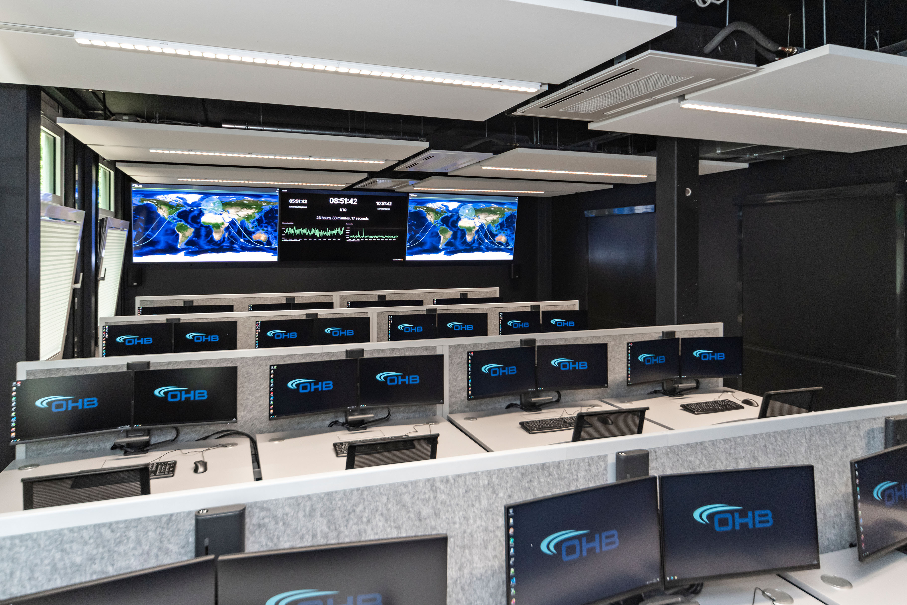 OHB Digital Connect GmbH I lino Schreibtisch, elektrisch höhenverstellbar | Tischanschlußfelder in Sonderausführung | gepulverte Tischplatten in Sonderform | Akustikblenden & Sichtschutz aus Polyestervlies | sano Drehstuhl