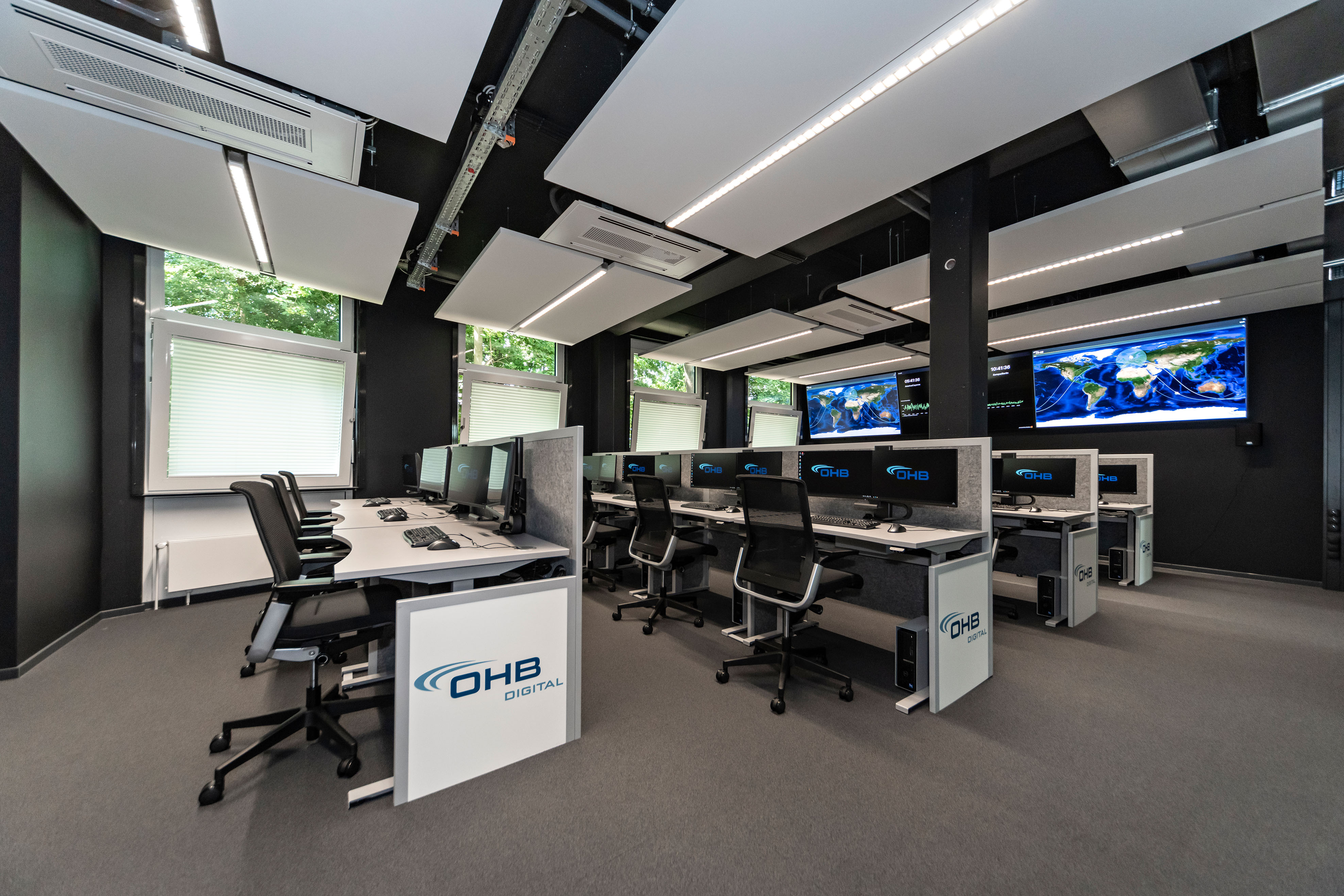 OHB Digital Connect GmbH I lino Schreibtisch, elektrisch höhenverstellbar | Tischanschlußfelder in Sonderausführung | gepulverte Tischplatten in Sonderform | Akustikblenden & Sichtschutz aus Polyestervlies | sano Drehstuhl