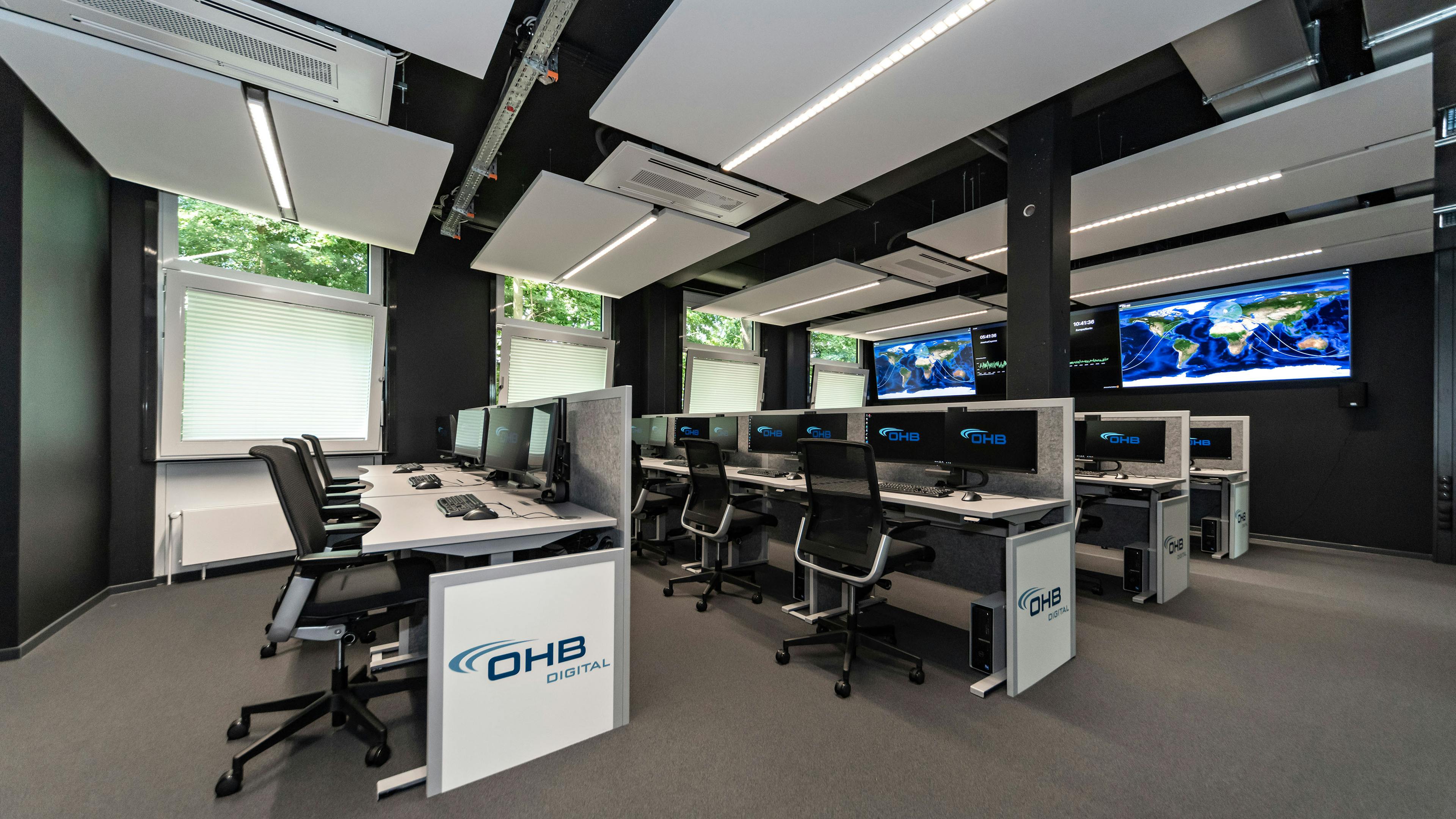 OHB Digital Connect GmbH I lino Schreibtisch, elektrisch höhenverstellbar | Tischanschlußfelder in Sonderausführung | gepulverte Tischplatten in Sonderform | Akustikblenden & Sichtschutz aus Polyestervlies | sano Drehstuhl