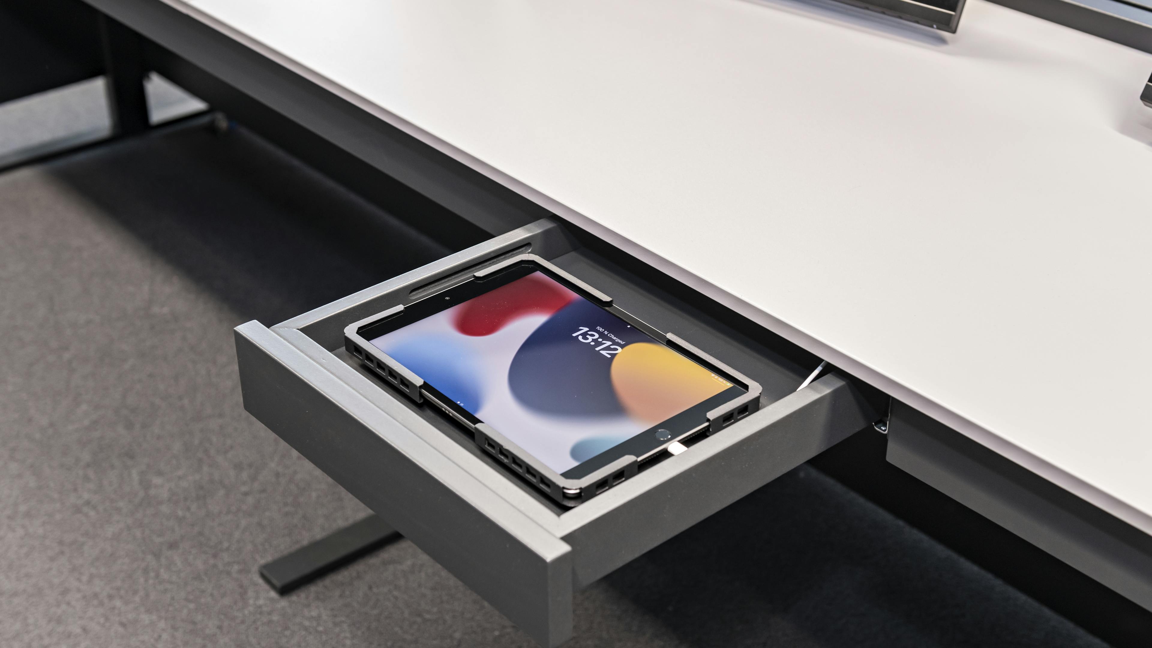 OHB Bremen I Konferenztisch Sonderlösung | Tischanschlußfelder in Sonderausführung | gepulverte Tischplatten und revisionierbare Beinraumblenden | Unterbauten für Medientechnikintegration | Schubladen für Tablet-Verwahrung | Integration von Bildschirmhalterungen