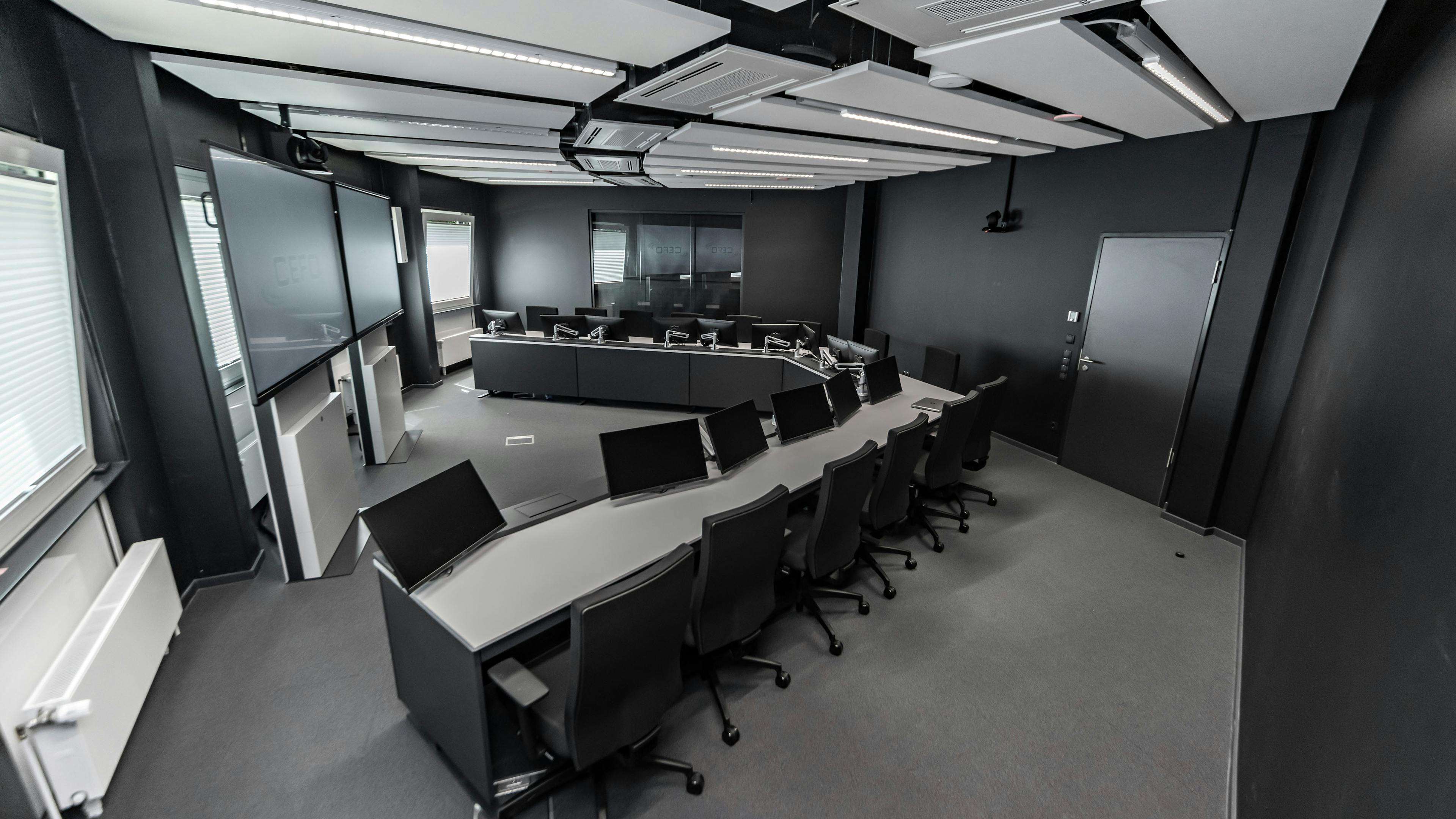 OHB Bremen I Konferenztisch Sonderlösung | Tischanschlußfelder in Sonderausführung | gepulverte Tischplatten und revisionierbare Beinraumblenden | Unterbauten für Medientechnikintegration | Schubladen für Tablet-Verwahrung | Integration von Bildschirmhalterungen