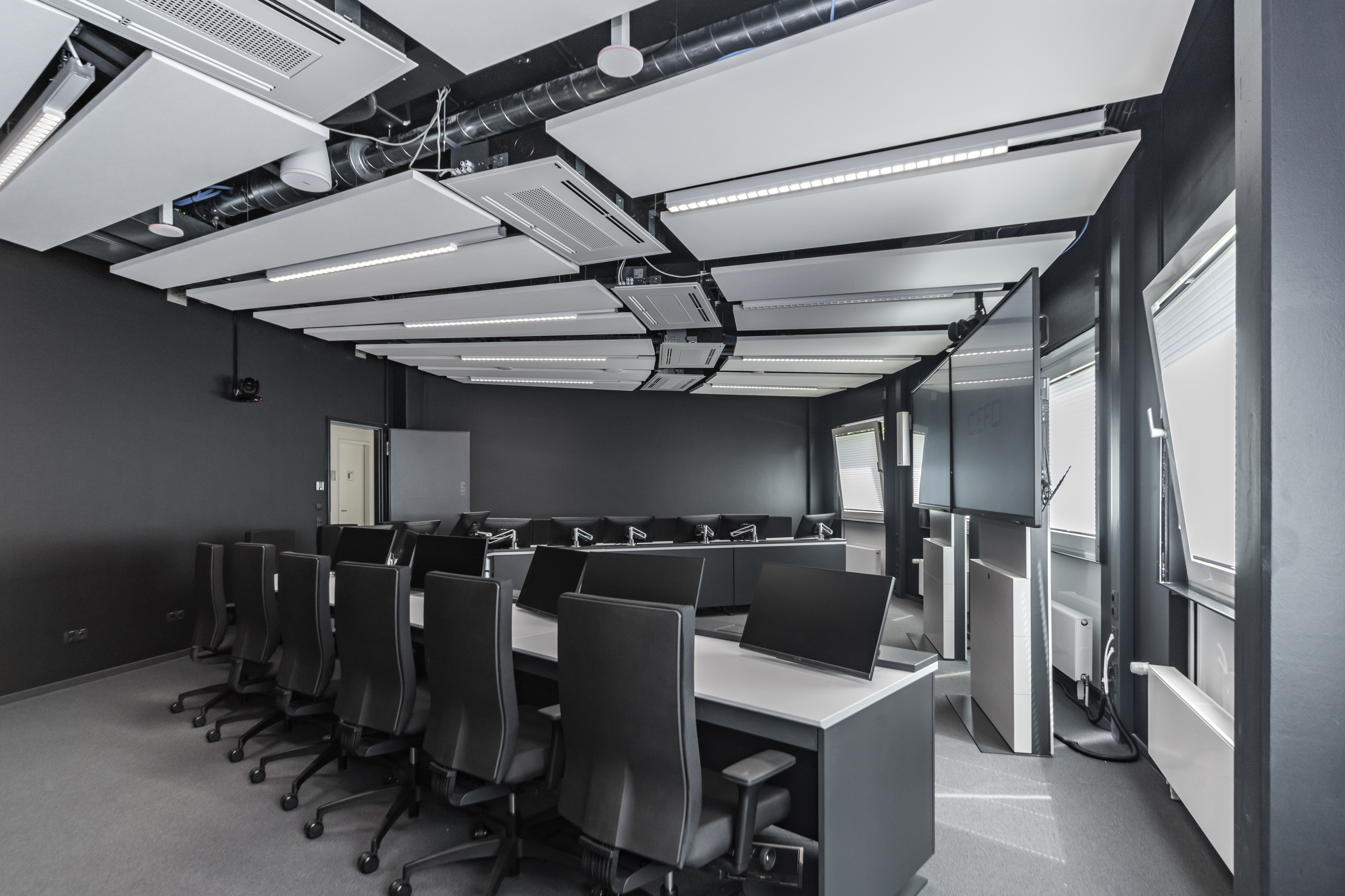 OHB Bremen I Konferenztisch Sonderlösung | Tischanschlußfelder in Sonderausführung | gepulverte Tischplatten und revisionierbare Beinraumblenden | Unterbauten für Medientechnikintegration | Schubladen für Tablet-Verwahrung | Integration von Bildschirmhalterungen