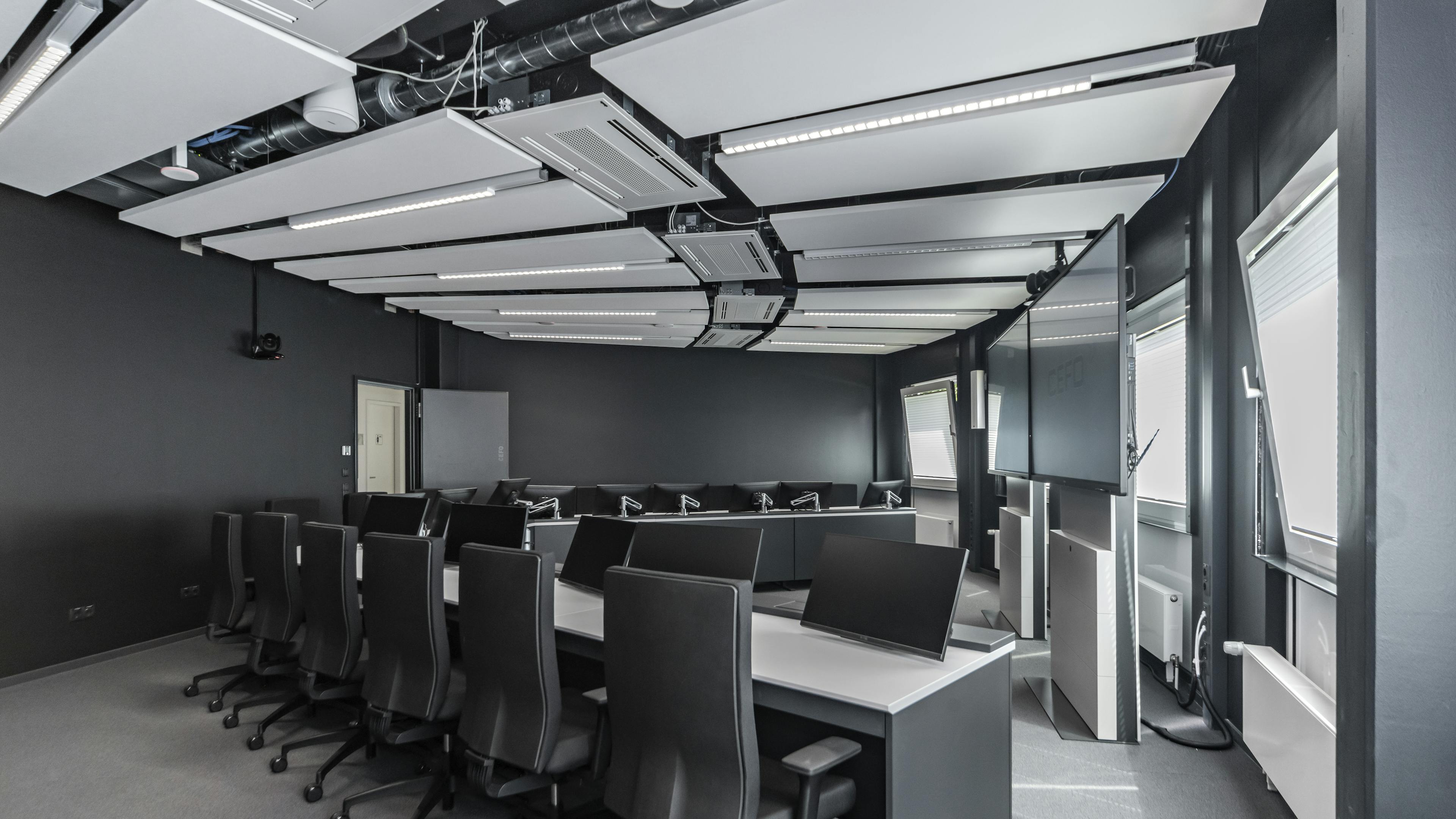 OHB Bremen I Konferenztisch Sonderlösung | Tischanschlußfelder in Sonderausführung | gepulverte Tischplatten und revisionierbare Beinraumblenden | Unterbauten für Medientechnikintegration | Schubladen für Tablet-Verwahrung | Integration von Bildschirmhalterungen