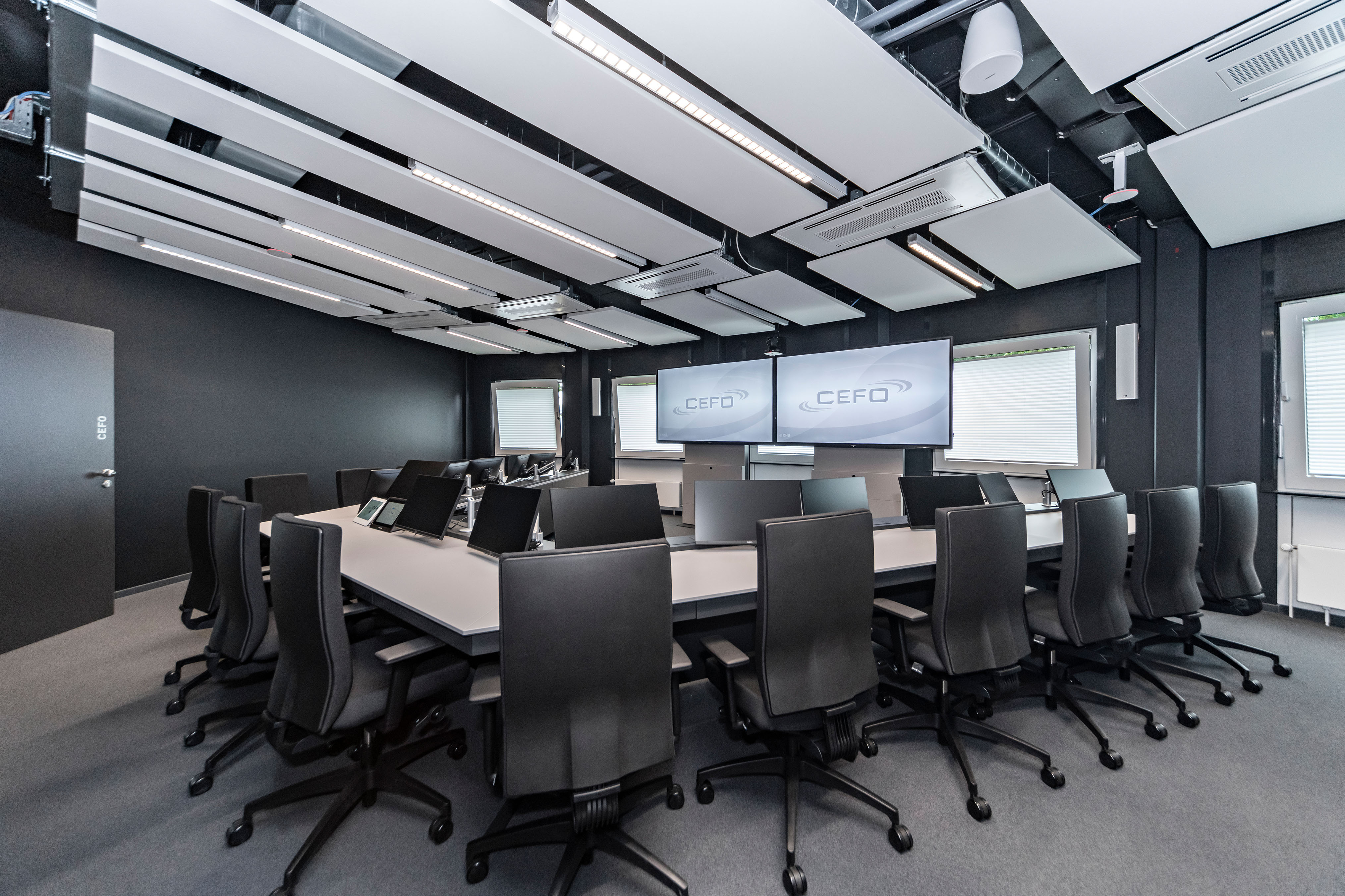 OHB Bremen I Konferenztisch Sonderlösung | Tischanschlußfelder in Sonderausführung | gepulverte Tischplatten und revisionierbare Beinraumblenden | Unterbauten für Medientechnikintegration | Schubladen für Tablet-Verwahrung | Integration von Bildschirmhalterungen