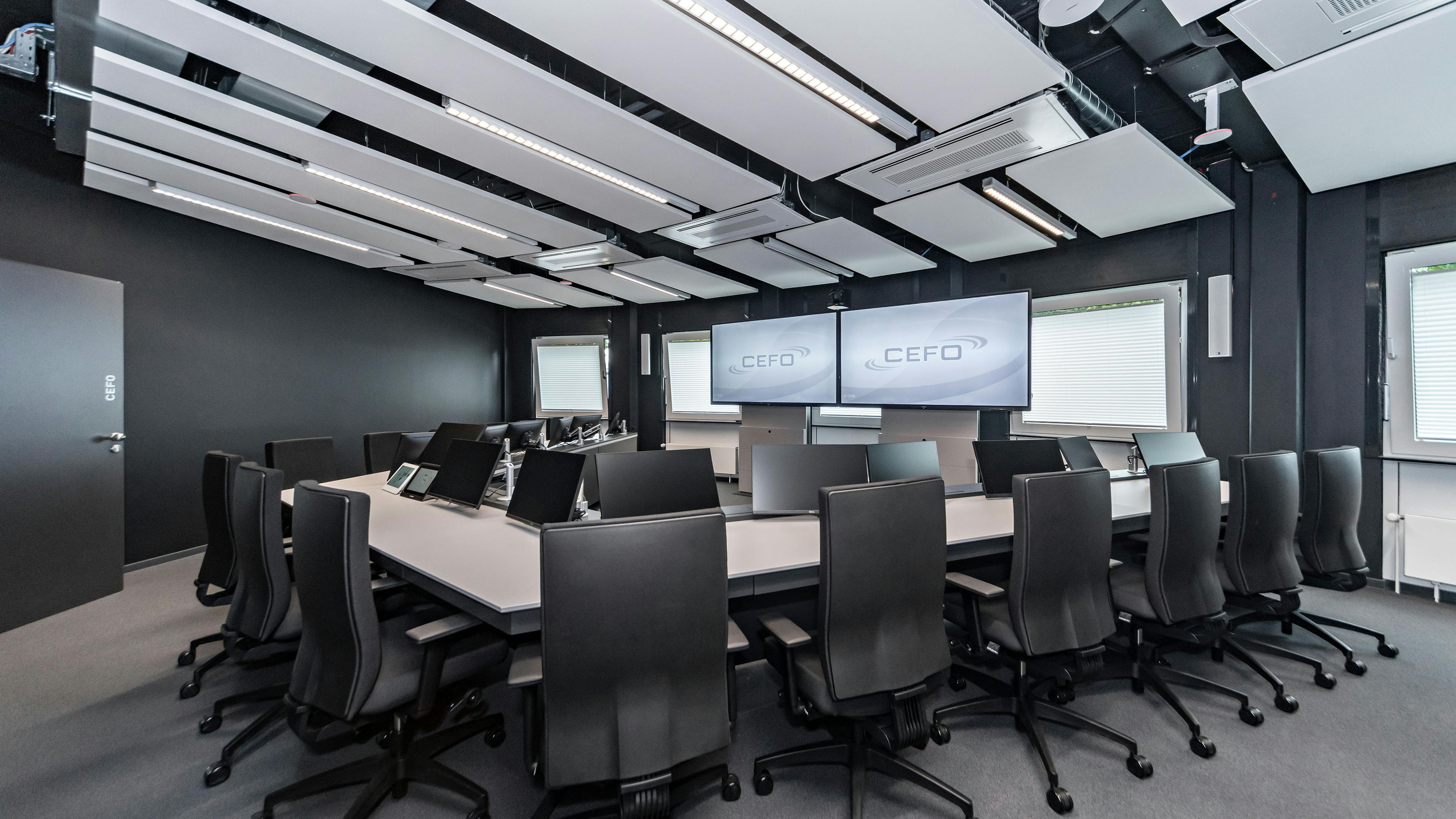 OHB Bremen I Konferenztisch Sonderlösung | Tischanschlußfelder in Sonderausführung | gepulverte Tischplatten und revisionierbare Beinraumblenden | Unterbauten für Medientechnikintegration | Schubladen für Tablet-Verwahrung | Integration von Bildschirmhalterungen