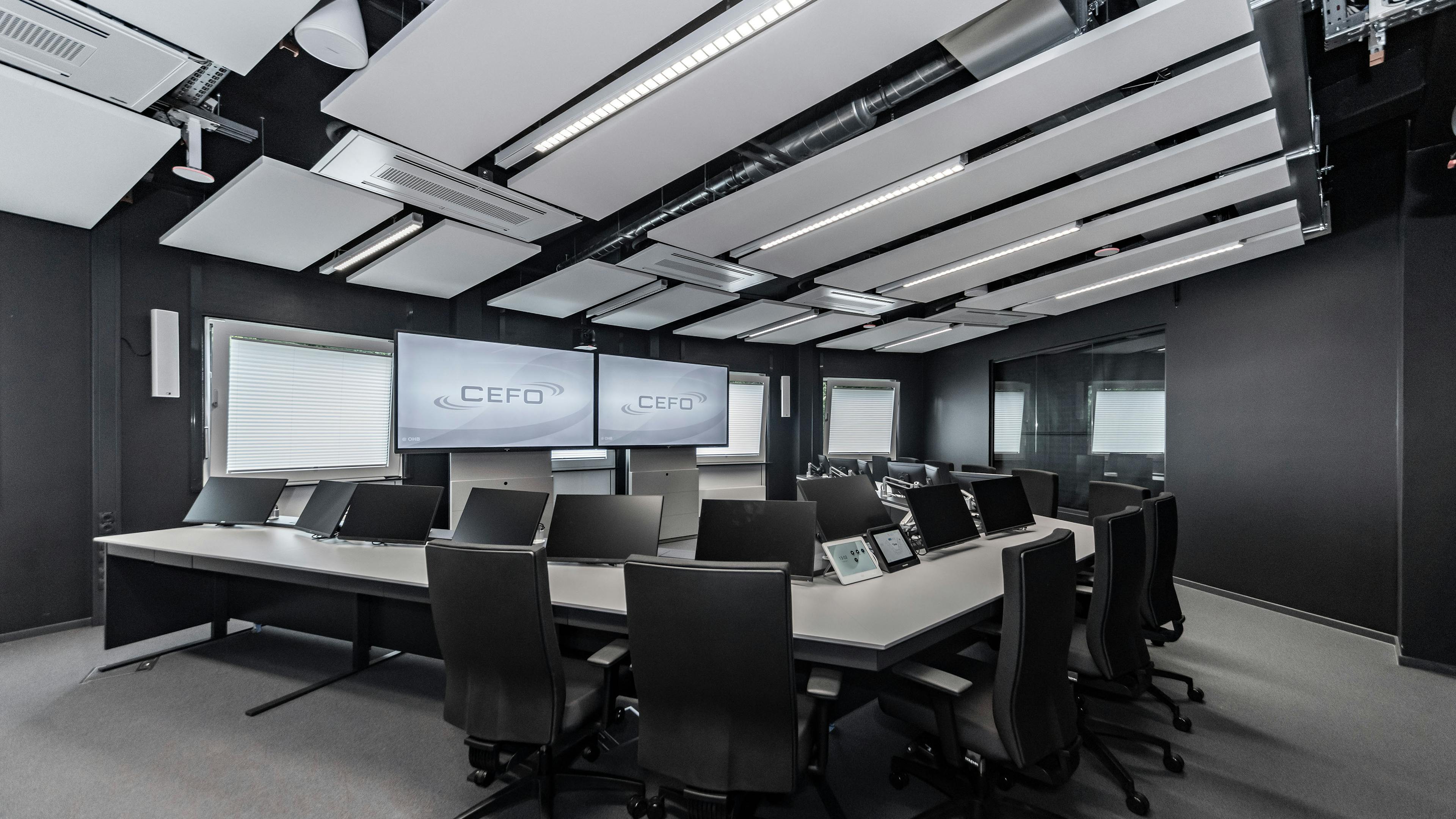 OHB Bremen I Konferenztisch Sonderlösung | Tischanschlußfelder in Sonderausführung | gepulverte Tischplatten und revisionierbare Beinraumblenden | Unterbauten für Medientechnikintegration | Schubladen für Tablet-Verwahrung | Integration von Bildschirmhalterungen