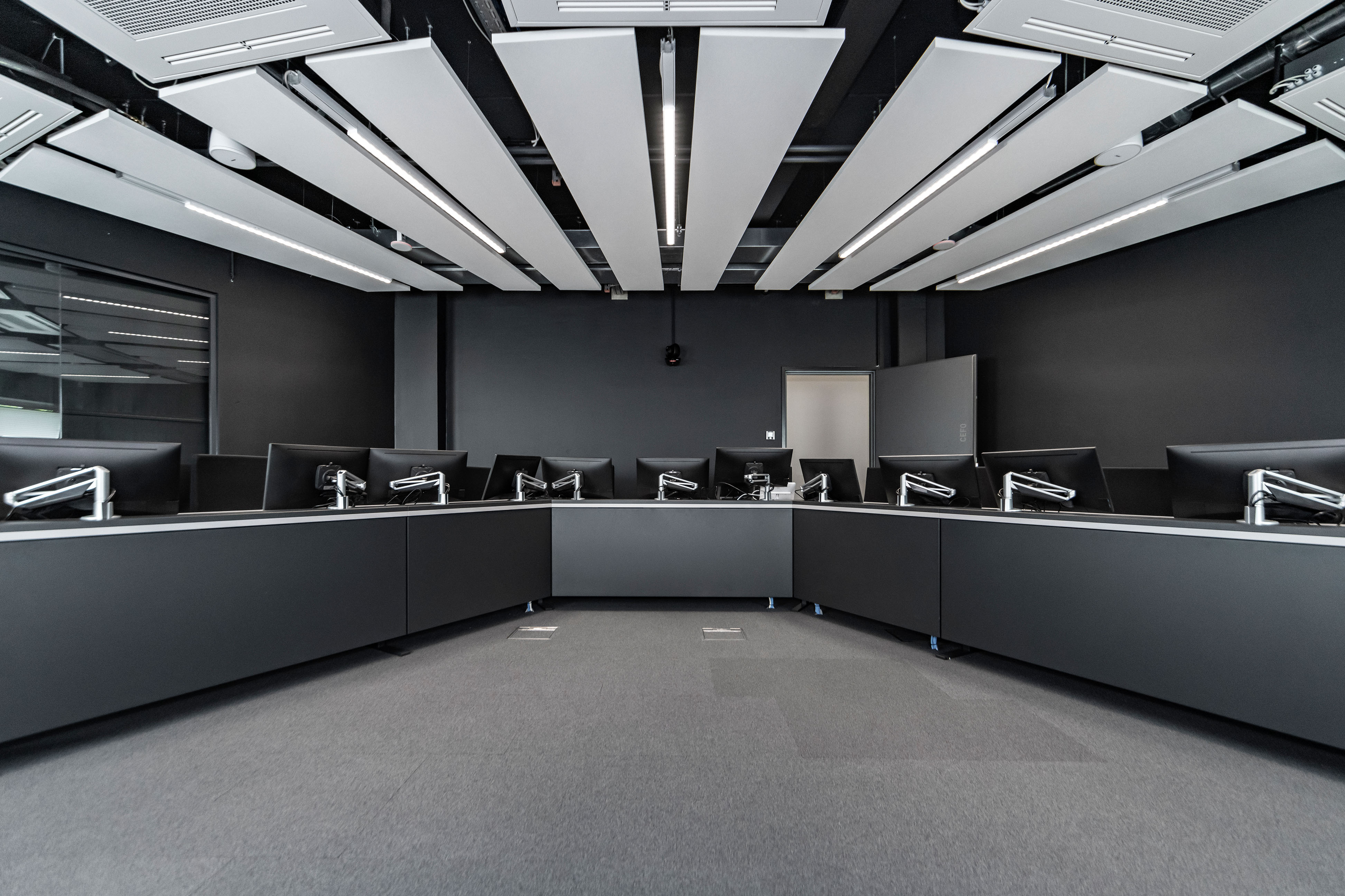 OHB Bremen I Konferenztisch Sonderlösung | Tischanschlußfelder in Sonderausführung | gepulverte Tischplatten und revisionierbare Beinraumblenden | Unterbauten für Medientechnikintegration | Schubladen für Tablet-Verwahrung | Integration von Bildschirmhalterungen