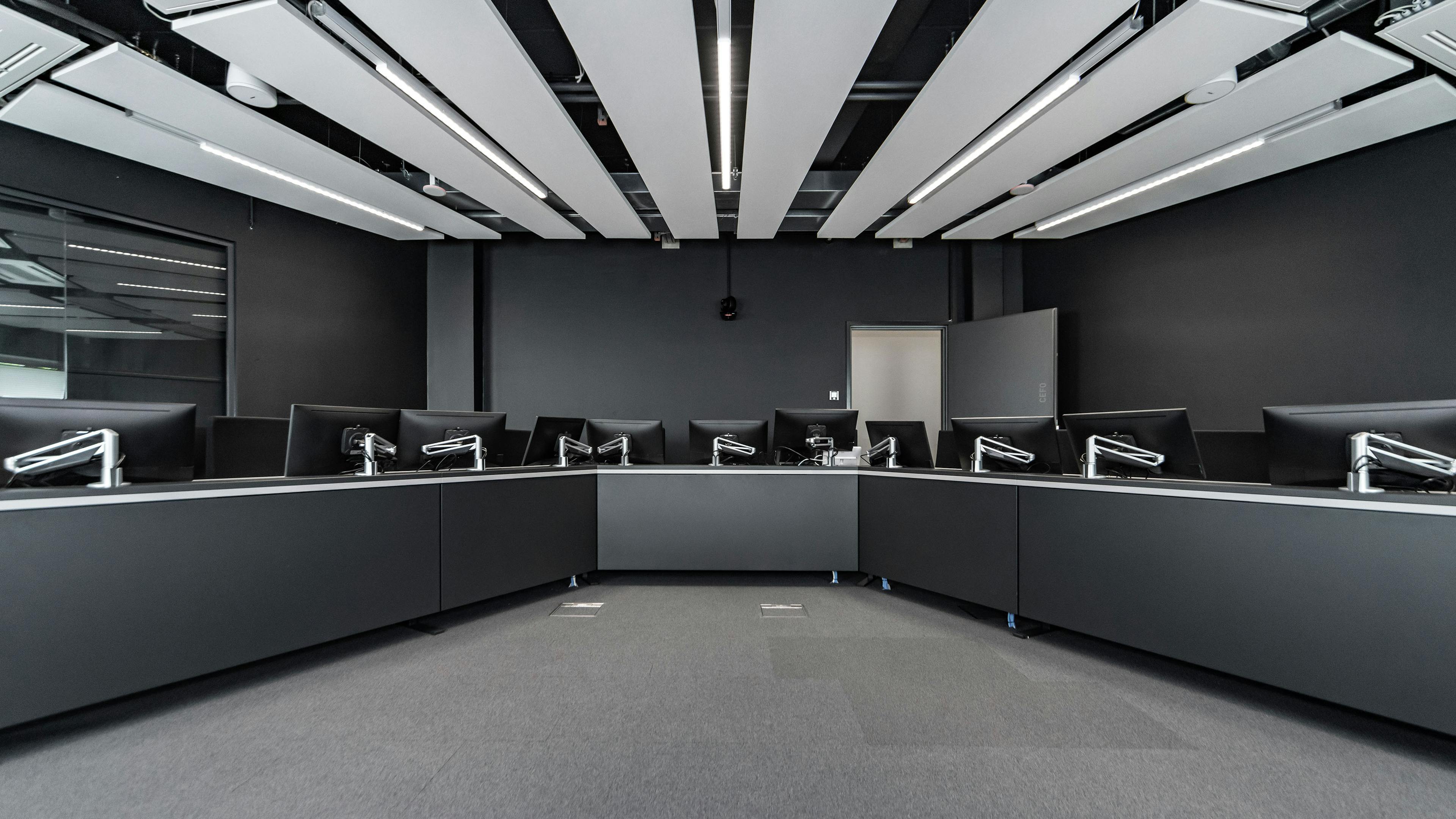 OHB Bremen I Konferenztisch Sonderlösung | Tischanschlußfelder in Sonderausführung | gepulverte Tischplatten und revisionierbare Beinraumblenden | Unterbauten für Medientechnikintegration | Schubladen für Tablet-Verwahrung | Integration von Bildschirmhalterungen