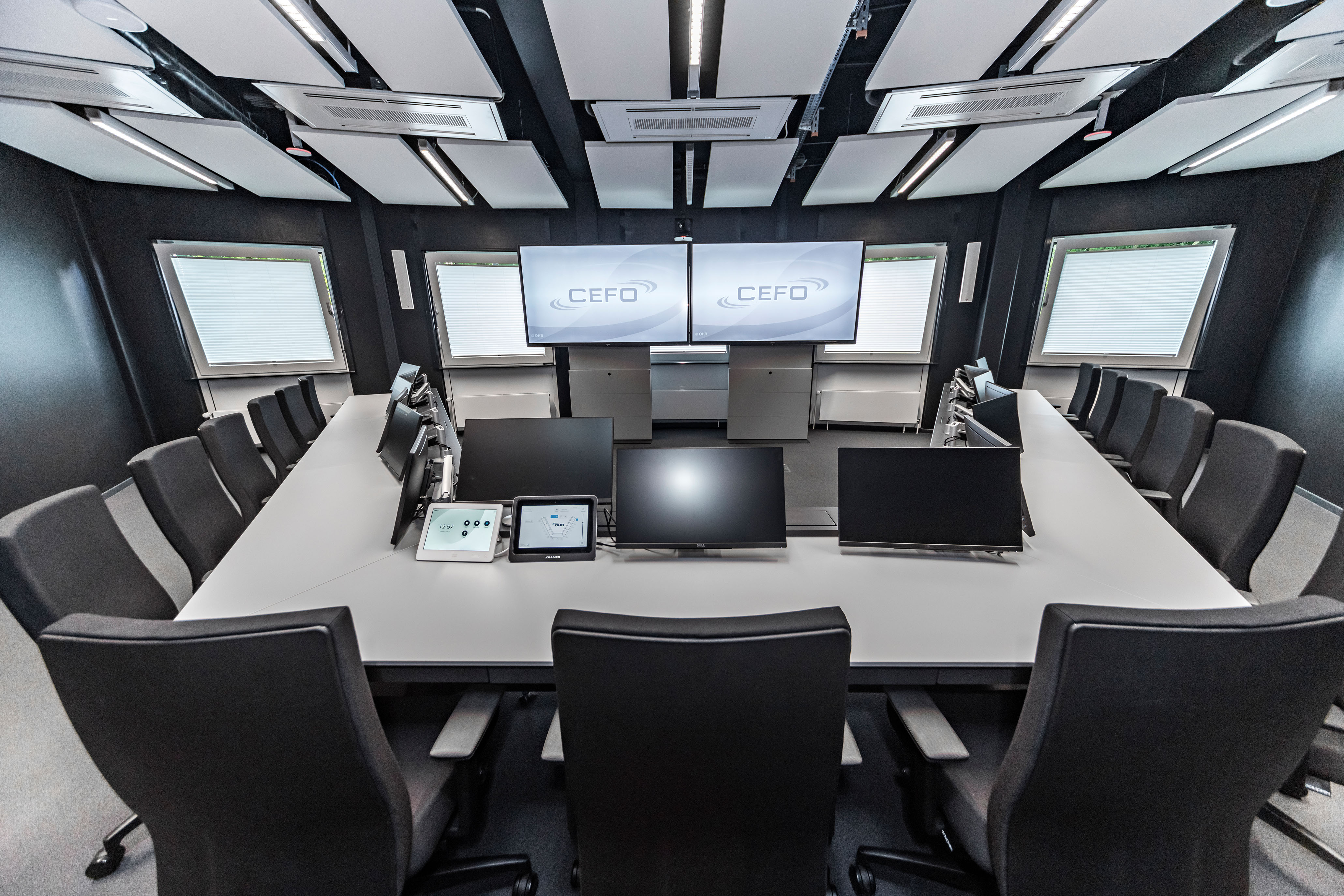 OHB Bremen I Konferenztisch Sonderlösung | Tischanschlußfelder in Sonderausführung | gepulverte Tischplatten und revisionierbare Beinraumblenden | Unterbauten für Medientechnikintegration | Schubladen für Tablet-Verwahrung | Integration von Bildschirmhalterungen