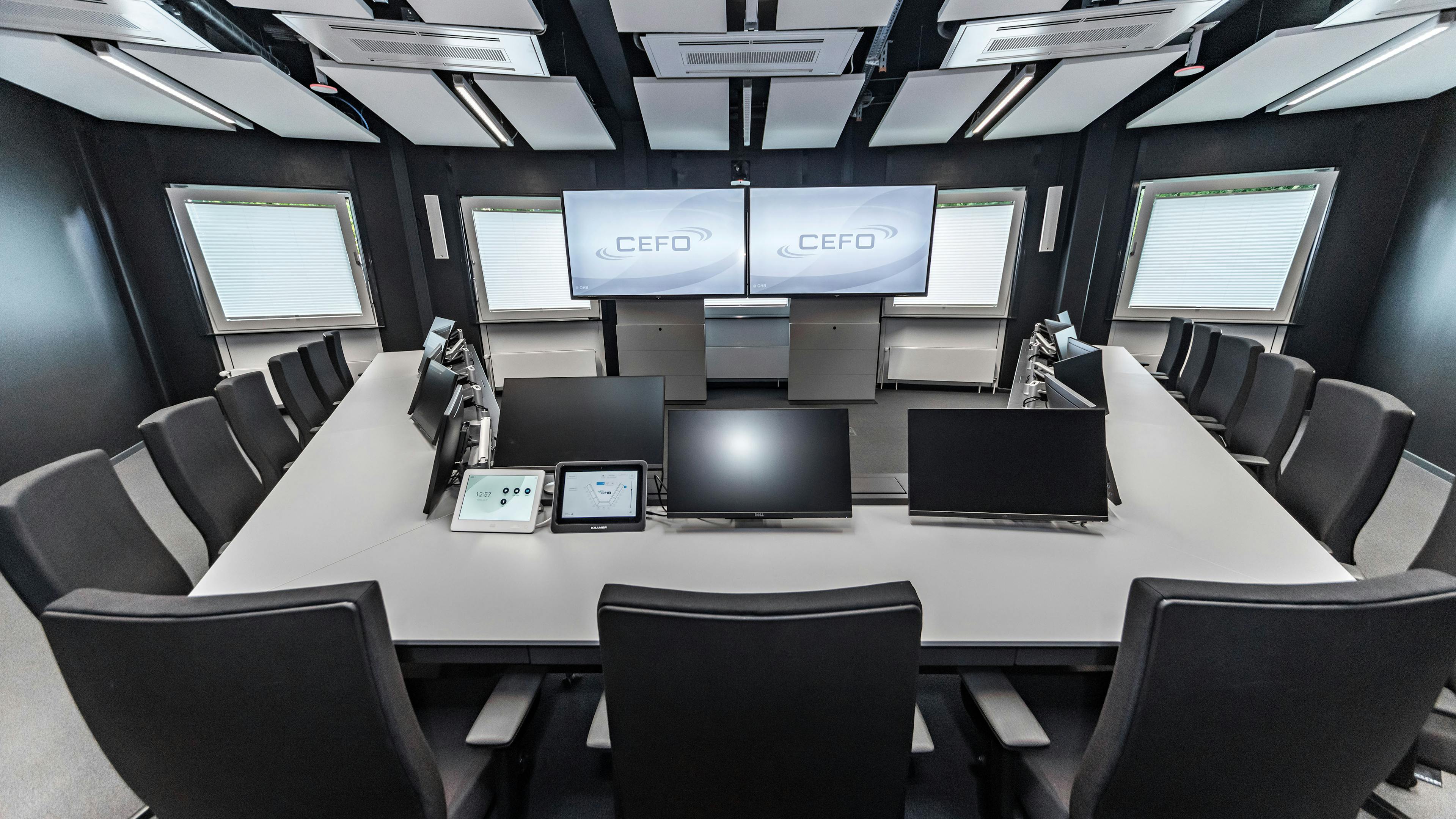 OHB Bremen I Konferenztisch Sonderlösung | Tischanschlußfelder in Sonderausführung | gepulverte Tischplatten und revisionierbare Beinraumblenden | Unterbauten für Medientechnikintegration | Schubladen für Tablet-Verwahrung | Integration von Bildschirmhalterungen