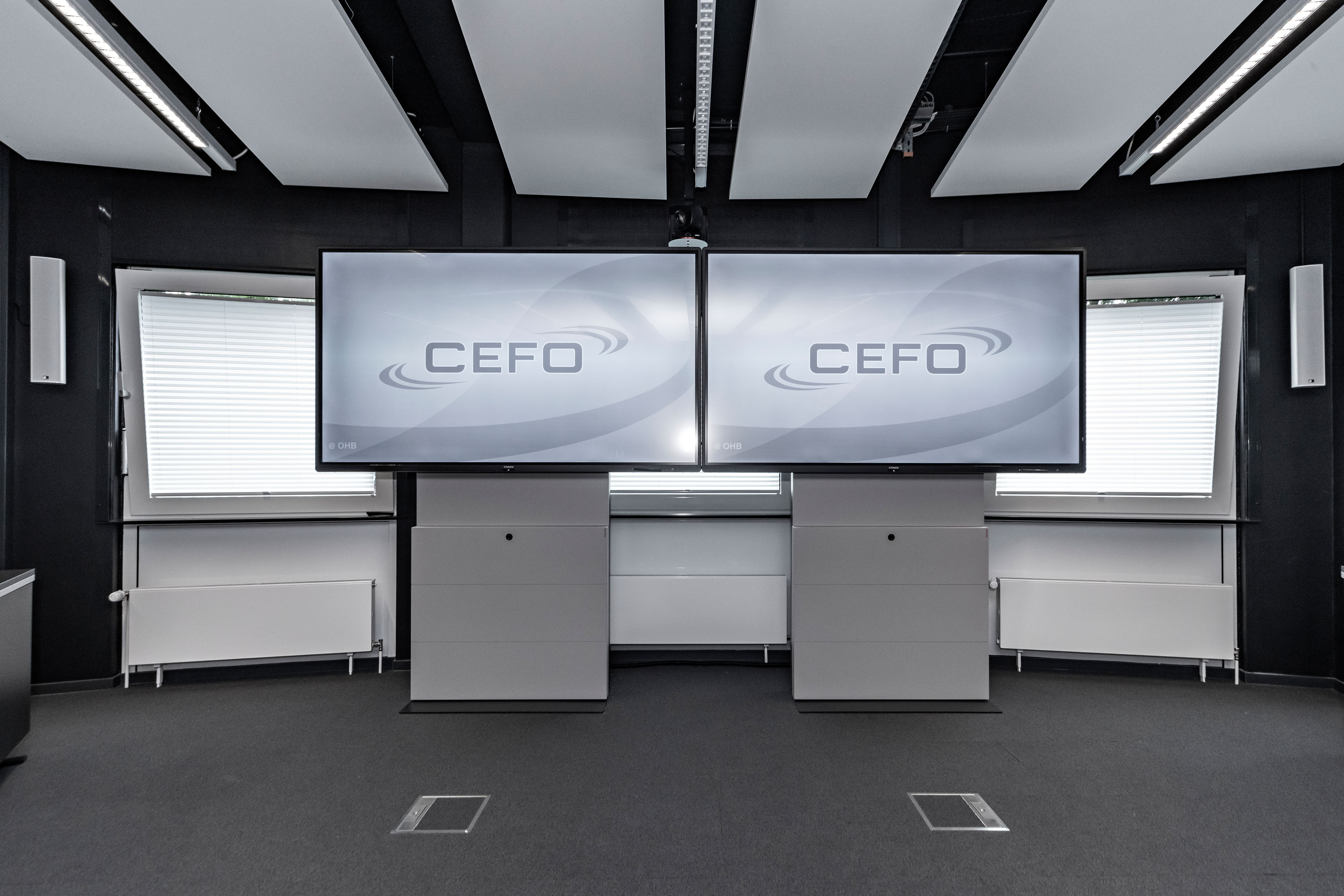 OHB Bremen I Konferenztisch Sonderlösung | Tischanschlußfelder in Sonderausführung | gepulverte Tischplatten und revisionierbare Beinraumblenden | Unterbauten für Medientechnikintegration | Schubladen für Tablet-Verwahrung | Integration von Bildschirmhalterungen