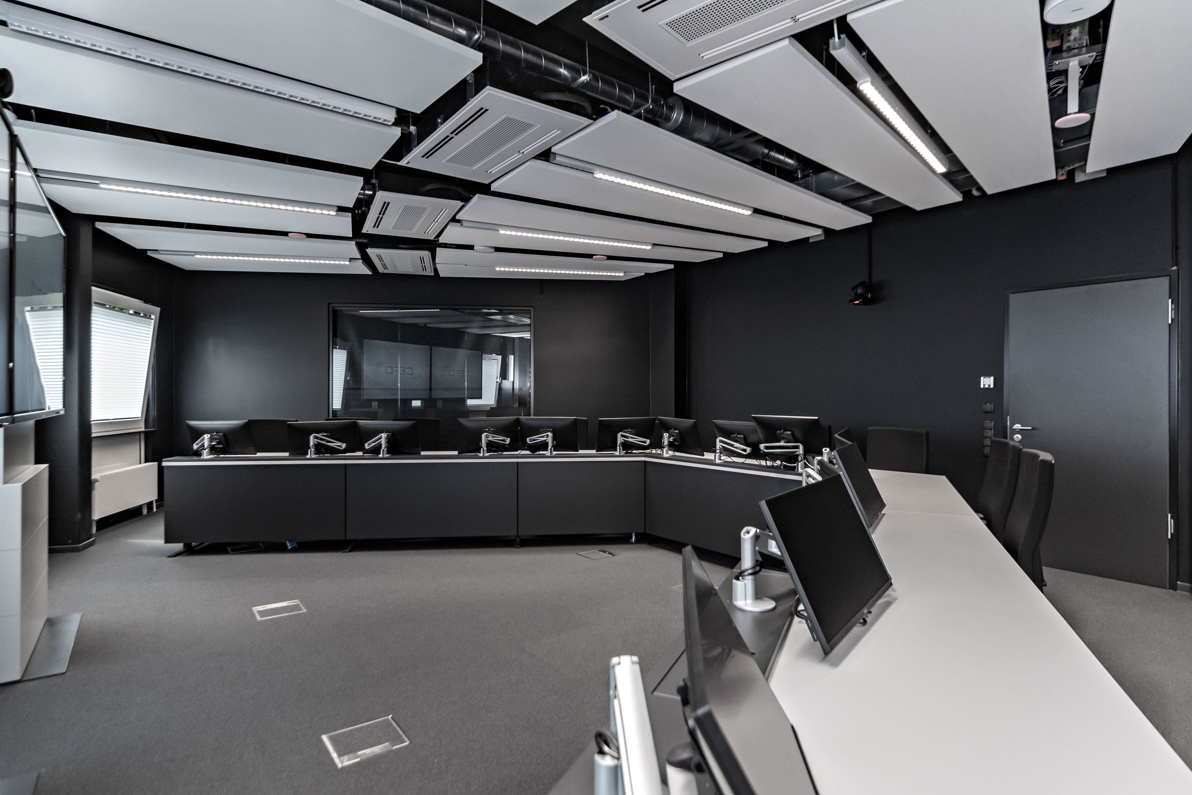 OHB Bremen I Konferenztisch Sonderlösung | Tischanschlußfelder in Sonderausführung | gepulverte Tischplatten und revisionierbare Beinraumblenden | Unterbauten für Medientechnikintegration | Schubladen für Tablet-Verwahrung | Integration von Bildschirmhalterungen