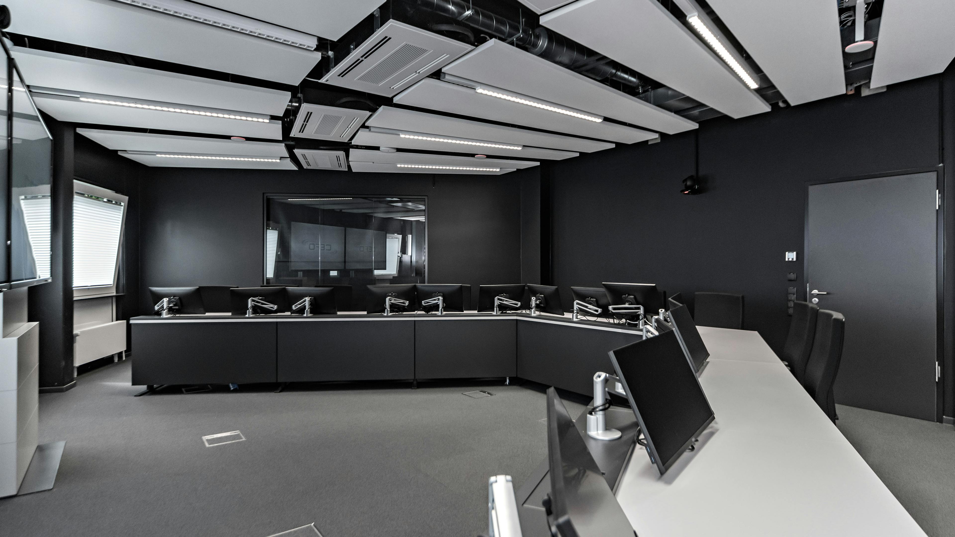 OHB Bremen I Konferenztisch Sonderlösung | Tischanschlußfelder in Sonderausführung | gepulverte Tischplatten und revisionierbare Beinraumblenden | Unterbauten für Medientechnikintegration | Schubladen für Tablet-Verwahrung | Integration von Bildschirmhalterungen