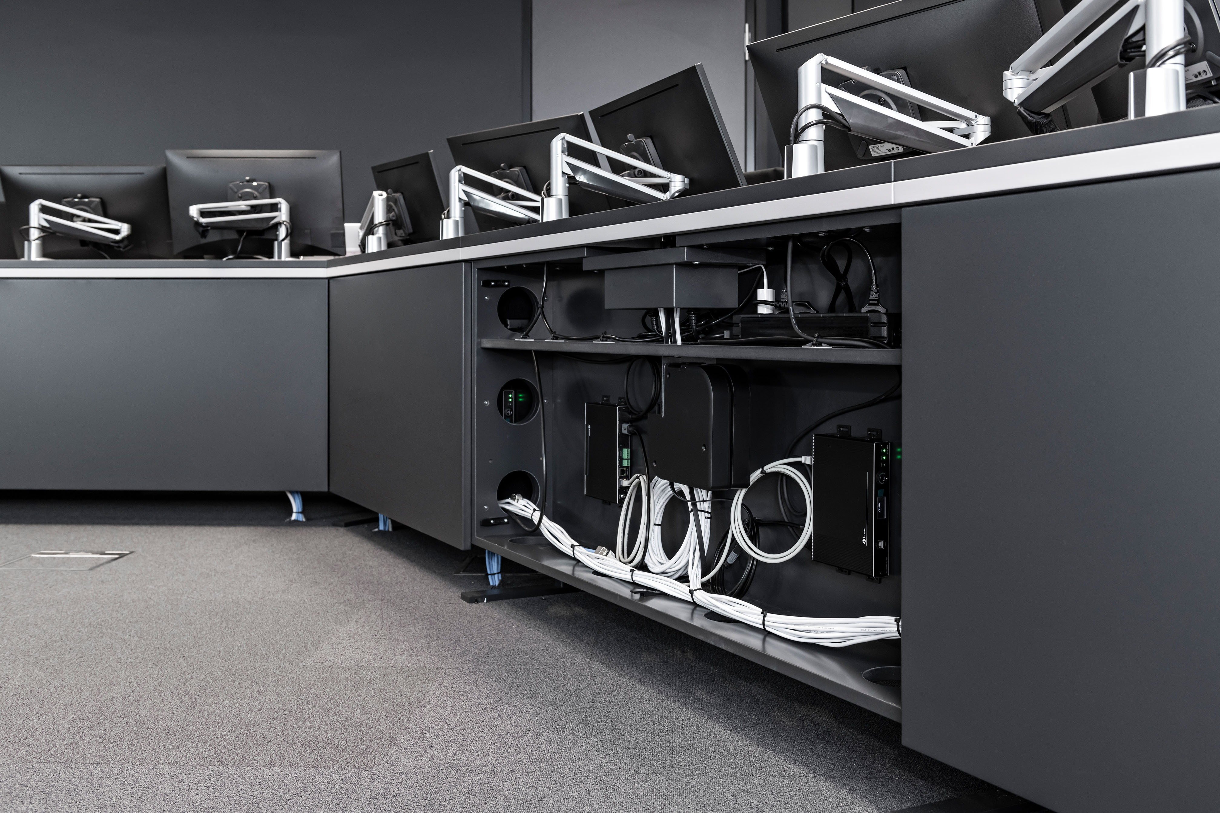 OHB Bremen I Konferenztisch Sonderlösung | Tischanschlußfelder in Sonderausführung | gepulverte Tischplatten und revisionierbare Beinraumblenden | Unterbauten für Medientechnikintegration | Schubladen für Tablet-Verwahrung | Integration von Bildschirmhalterungen