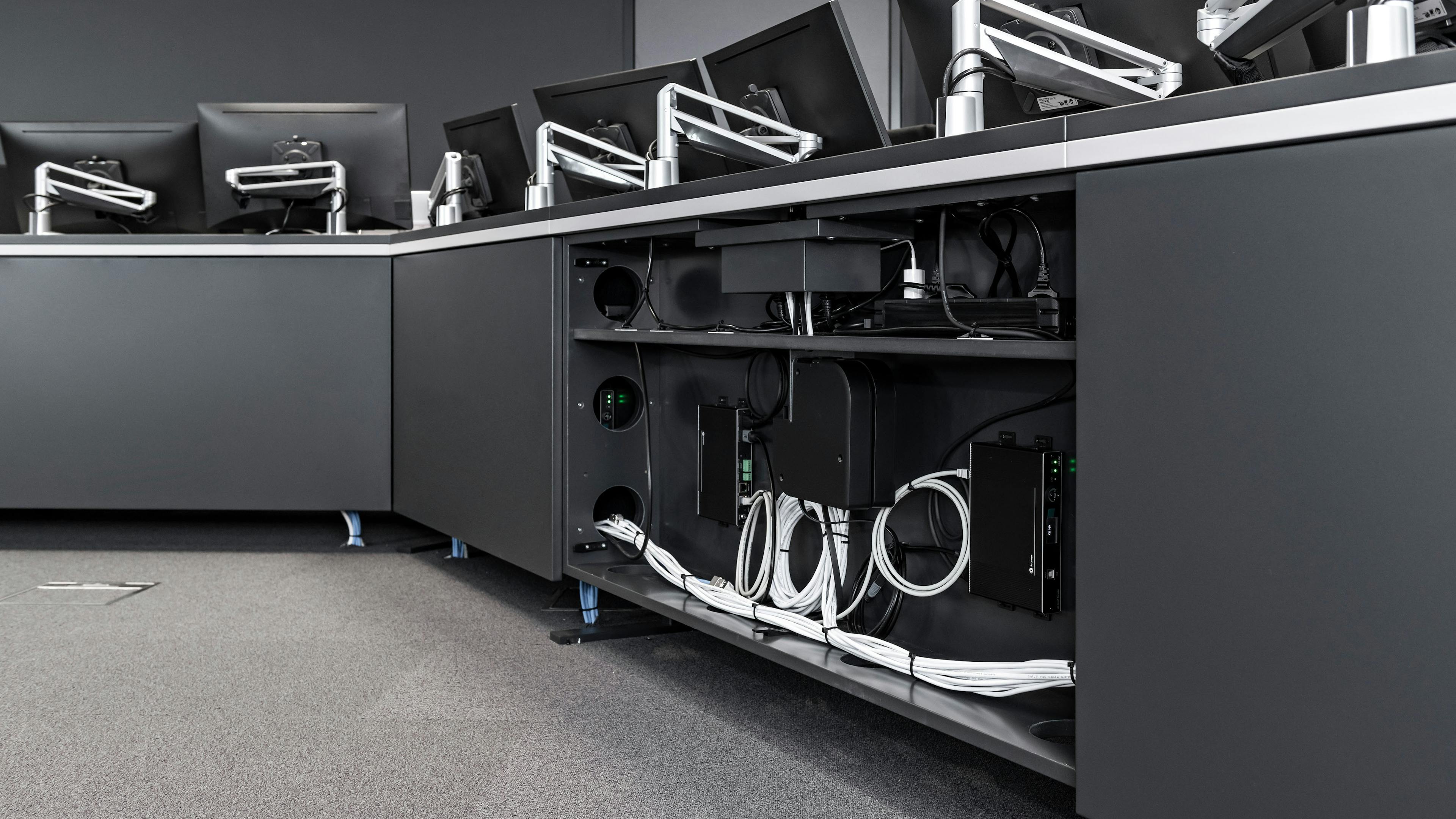 OHB Bremen I Konferenztisch Sonderlösung | Tischanschlußfelder in Sonderausführung | gepulverte Tischplatten und revisionierbare Beinraumblenden | Unterbauten für Medientechnikintegration | Schubladen für Tablet-Verwahrung | Integration von Bildschirmhalterungen