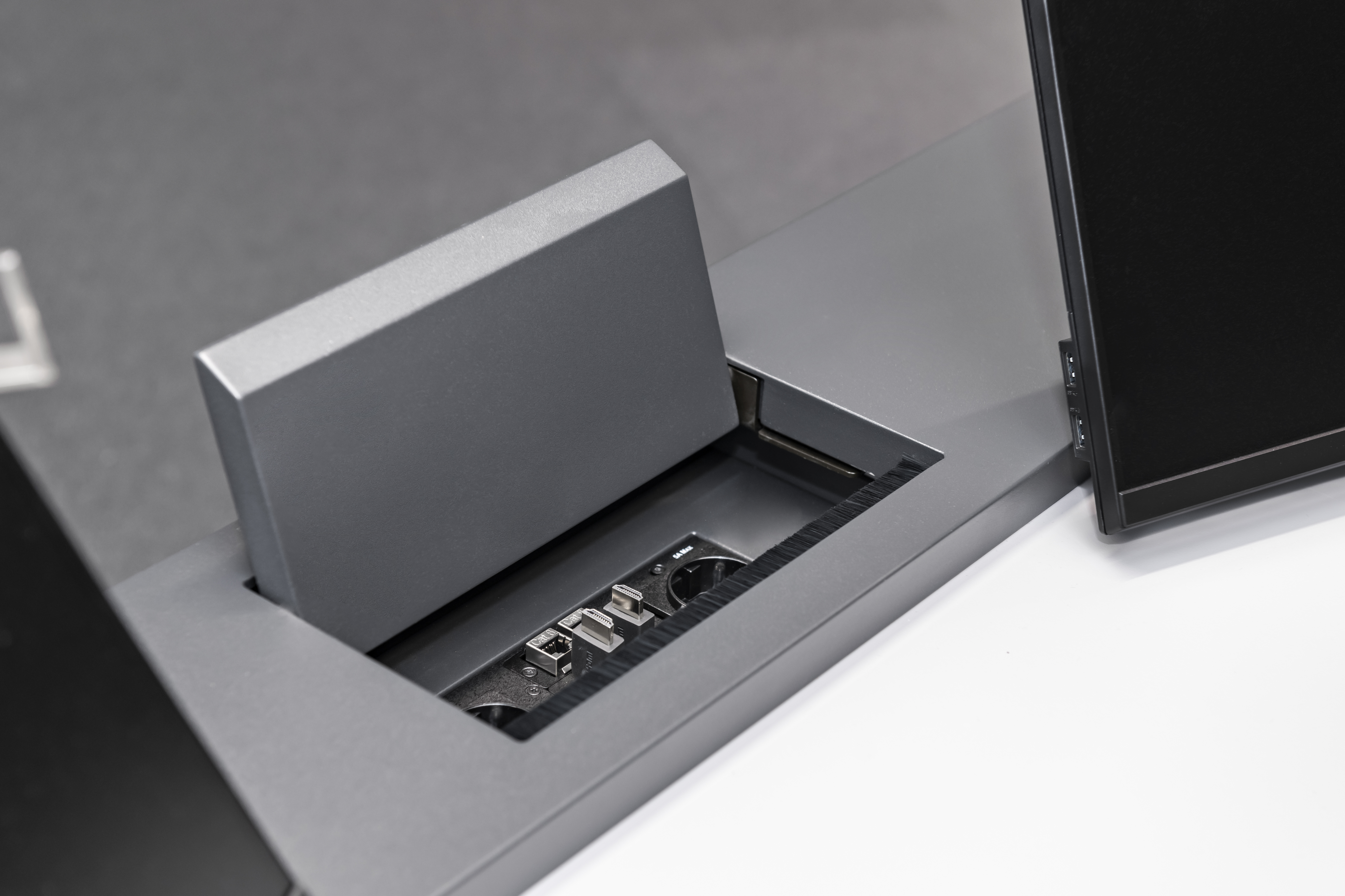 OHB Bremen I Konferenztisch Sonderlösung | Tischanschlußfelder in Sonderausführung | gepulverte Tischplatten und revisionierbare Beinraumblenden | Unterbauten für Medientechnikintegration | Schubladen für Tablet-Verwahrung | Integration von Bildschirmhalterungen