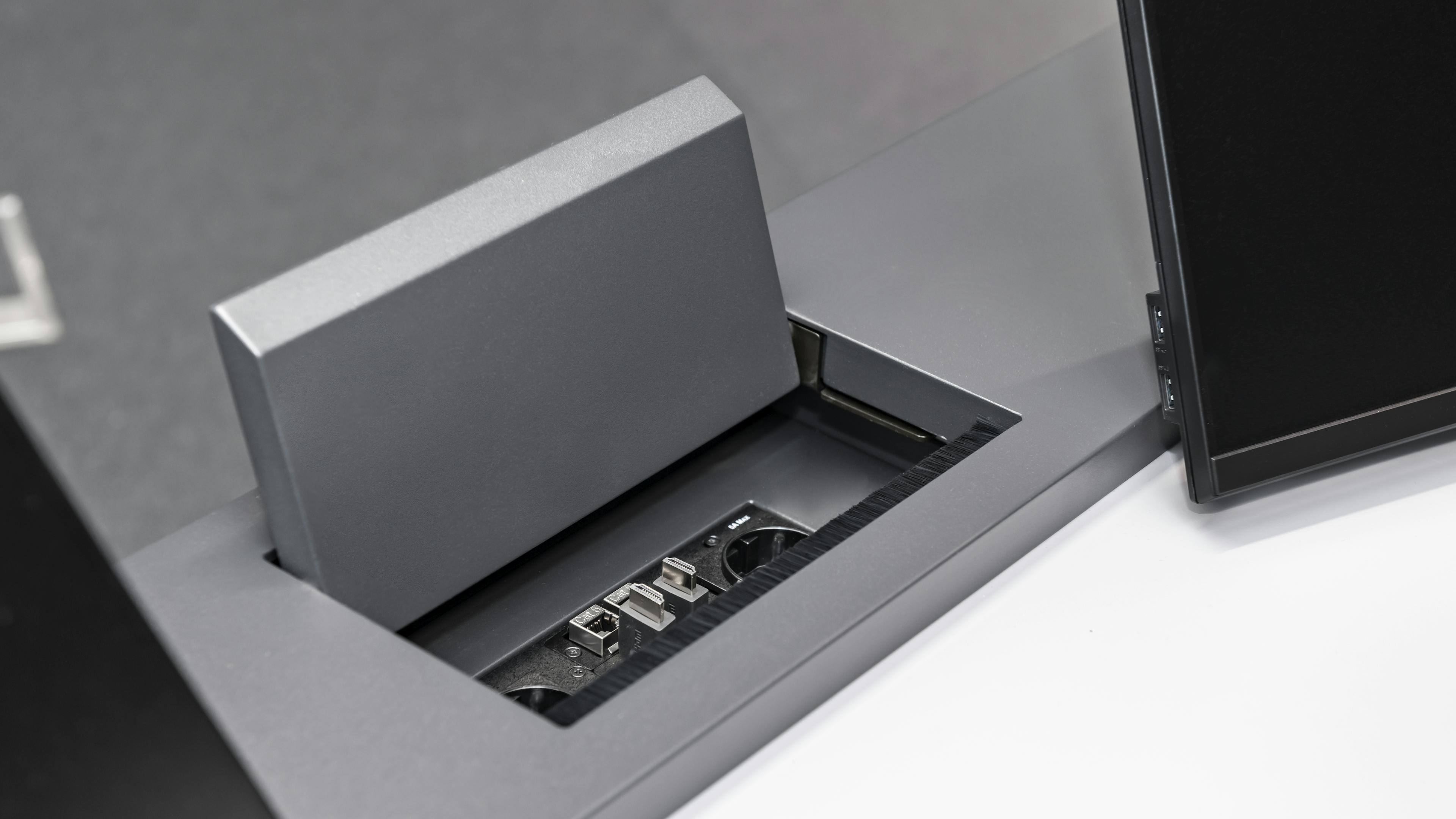 OHB Bremen I Konferenztisch Sonderlösung | Tischanschlußfelder in Sonderausführung | gepulverte Tischplatten und revisionierbare Beinraumblenden | Unterbauten für Medientechnikintegration | Schubladen für Tablet-Verwahrung | Integration von Bildschirmhalterungen