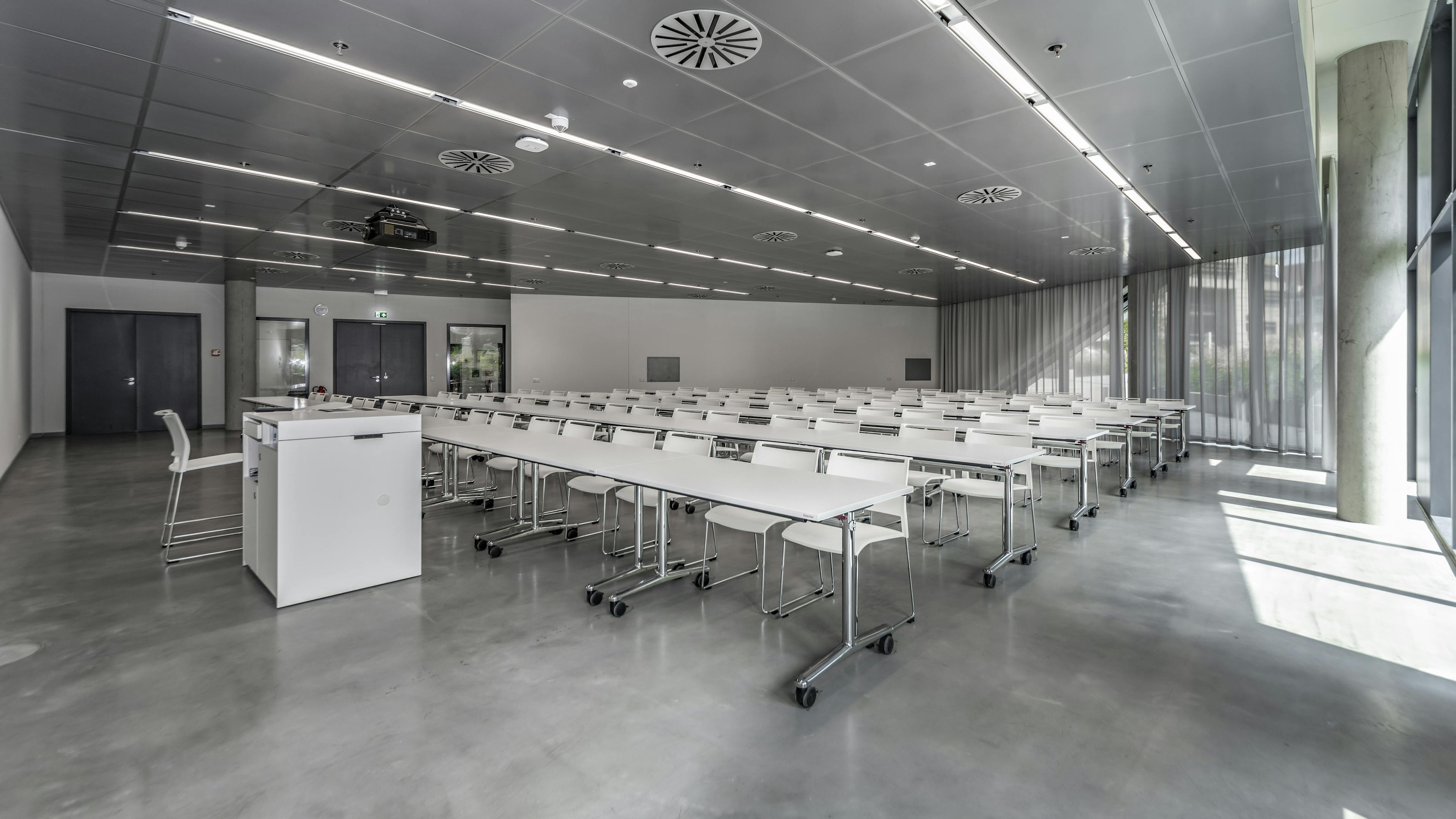 Duale Hochschule Baden-Württemberg | klif Stapelstuhl | klif Barhocker | multiform Schwenktisch