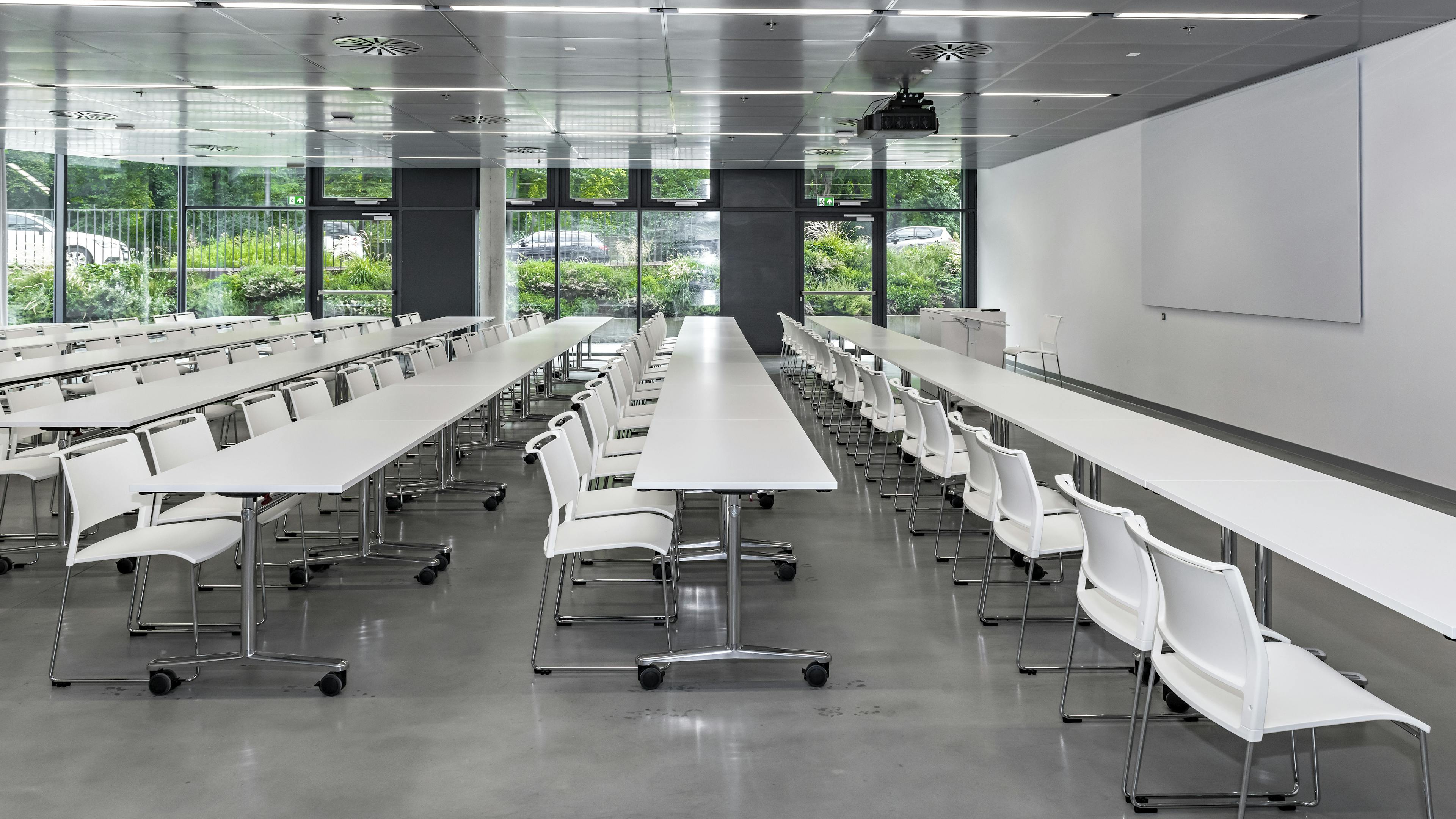 Duale Hochschule Baden-Württemberg | klif Stapelstuhl | klif Barhocker | multiform Schwenktisch