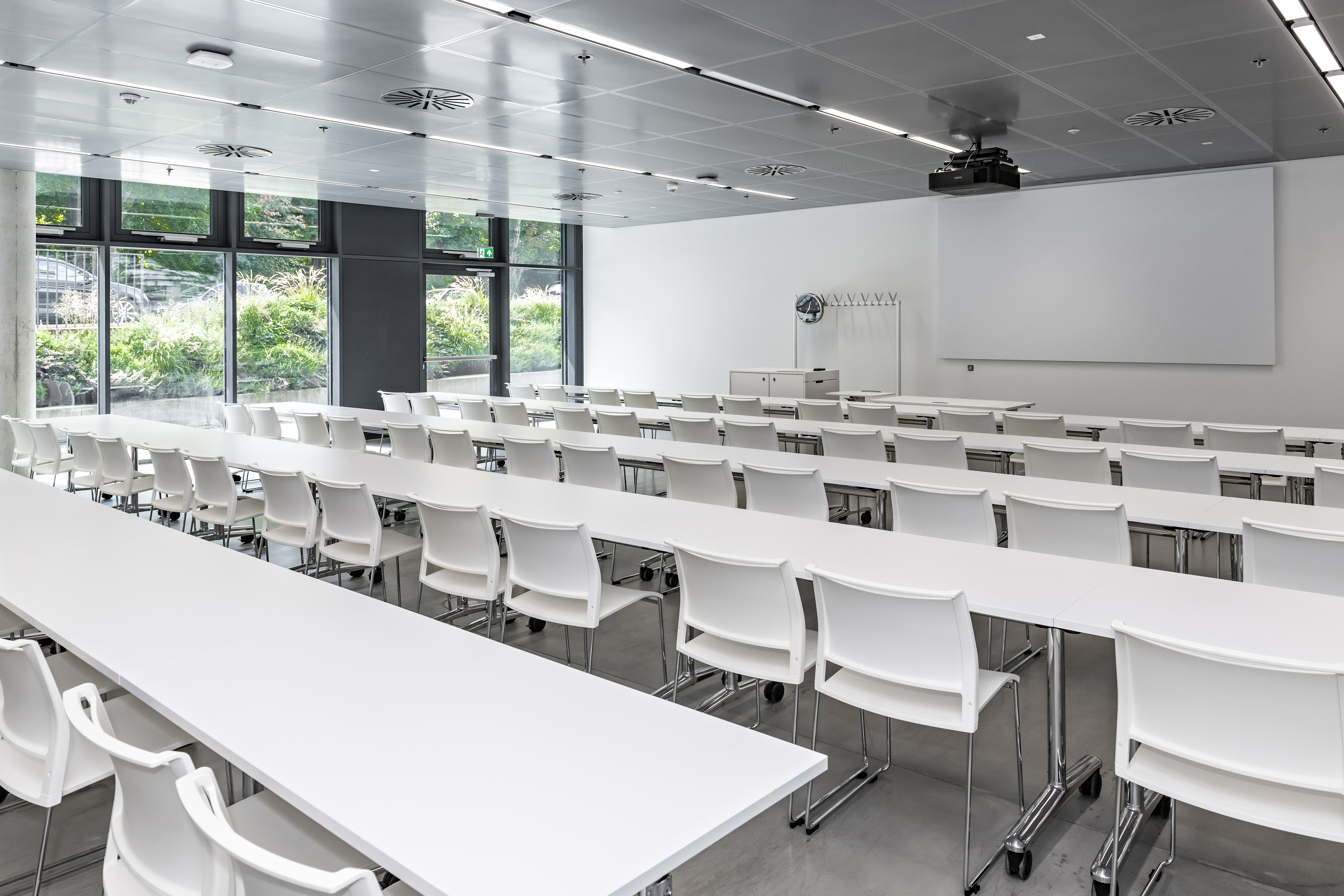 Duale Hochschule Baden-Württemberg | klif Stapelstuhl | klif Barhocker | multiform Schwenktisch