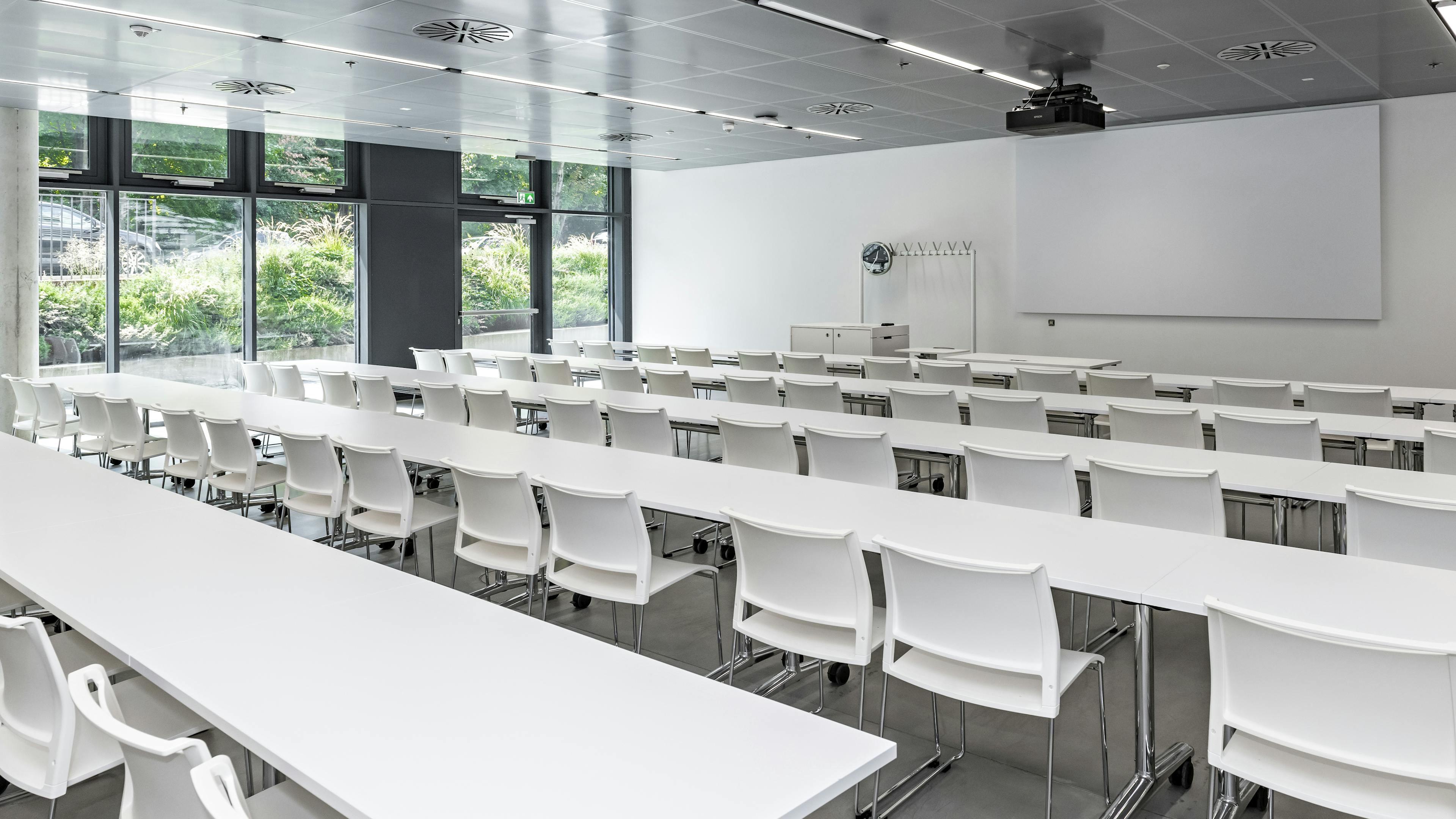 Duale Hochschule Baden-Württemberg | klif Stapelstuhl | klif Barhocker | multiform Schwenktisch