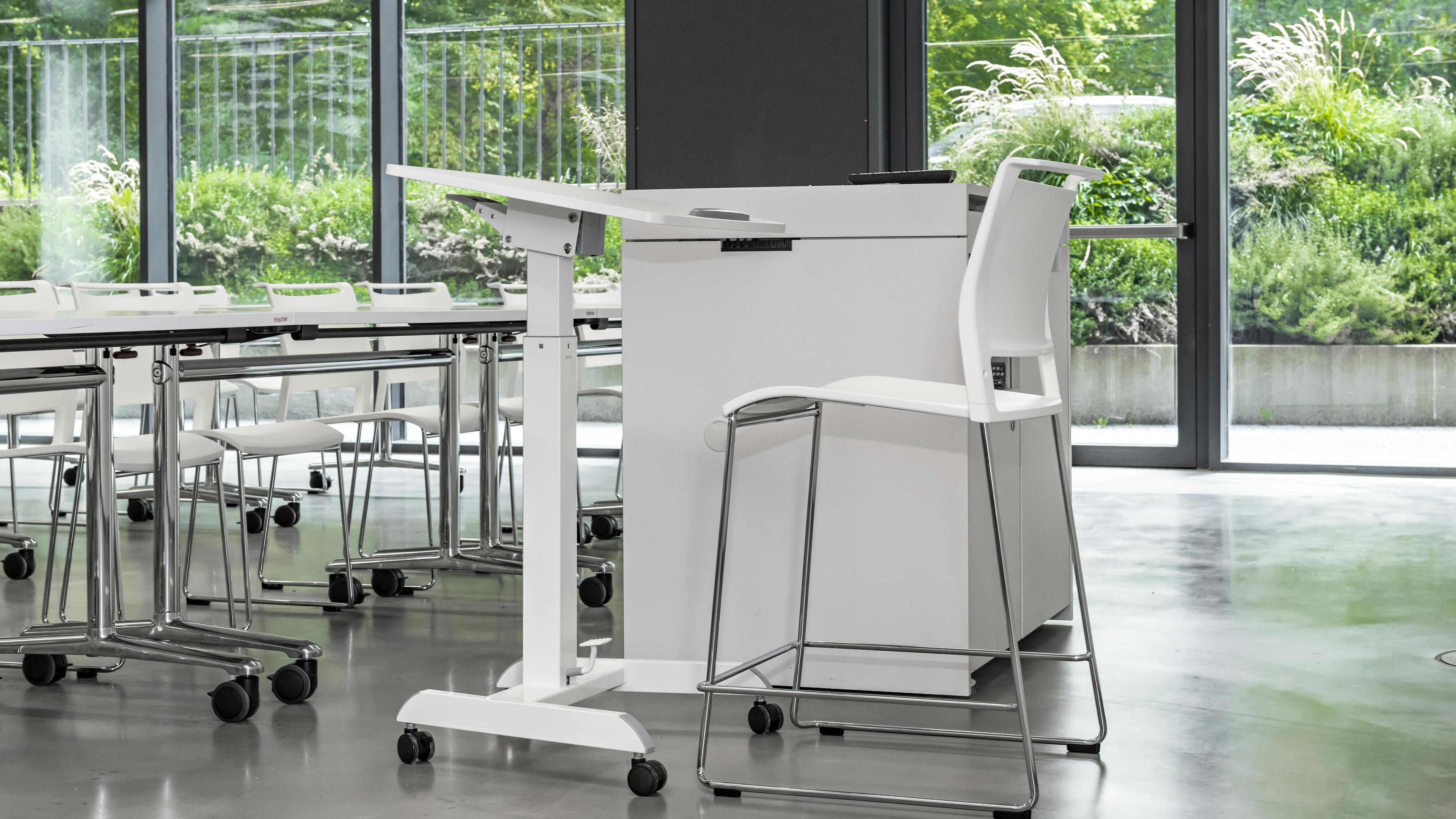 Duale Hochschule Baden-Württemberg | klif Stapelstuhl | klif Barhocker | multiform Schwenktisch