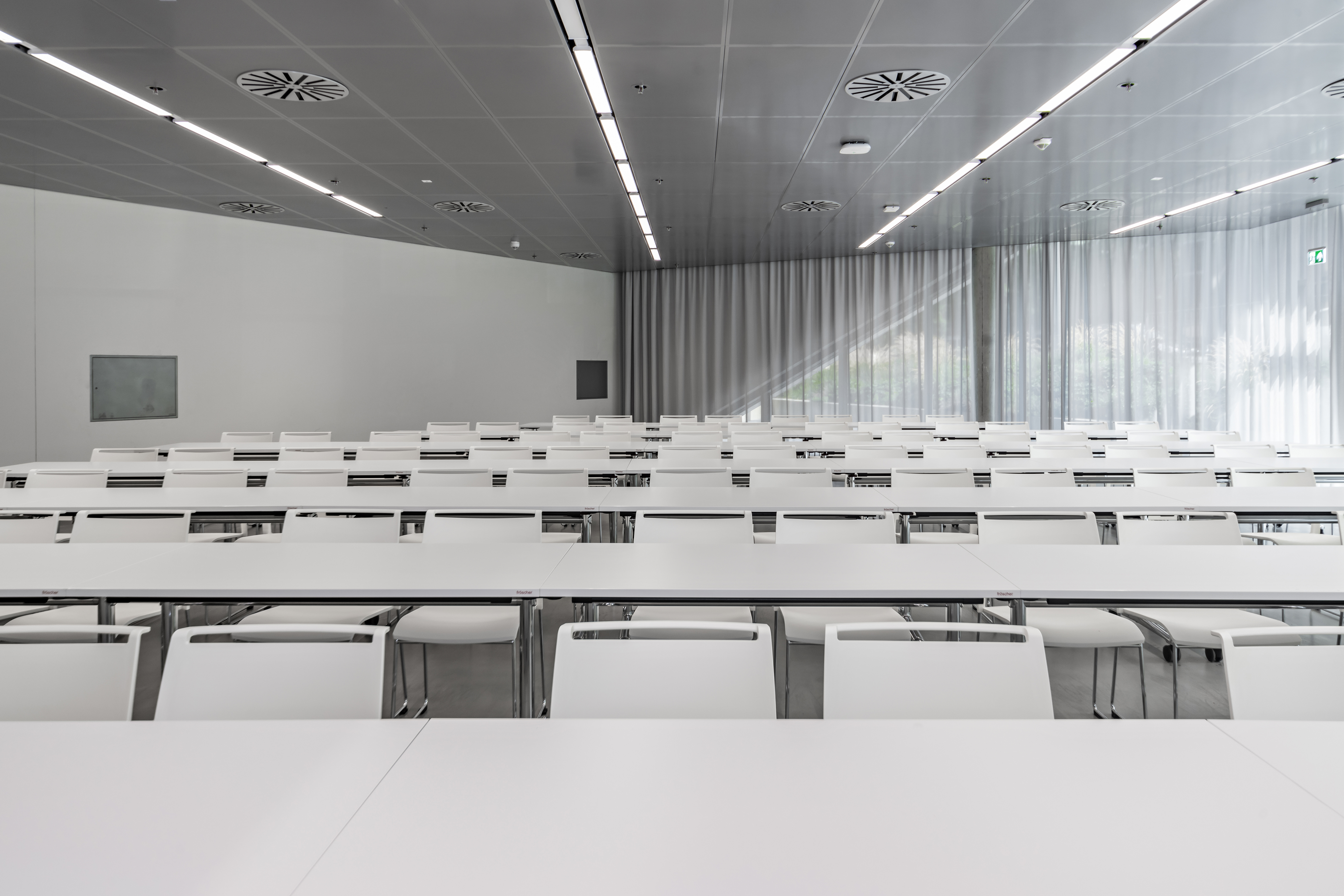 Duale Hochschule Baden-Württemberg | klif Stapelstuhl | klif Barhocker | multiform Schwenktisch