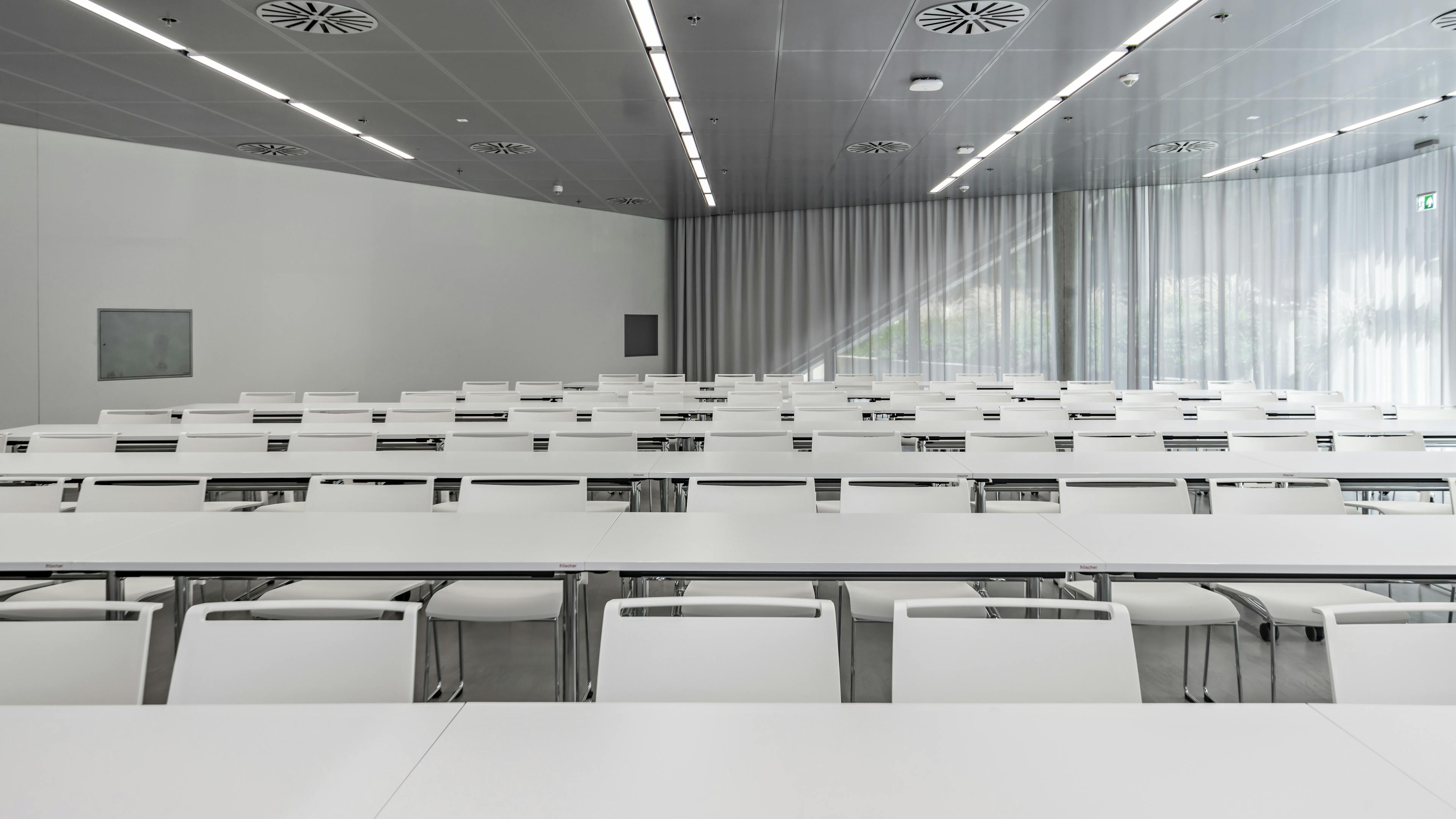 Duale Hochschule Baden-Württemberg | klif Stapelstuhl | klif Barhocker | multiform Schwenktisch