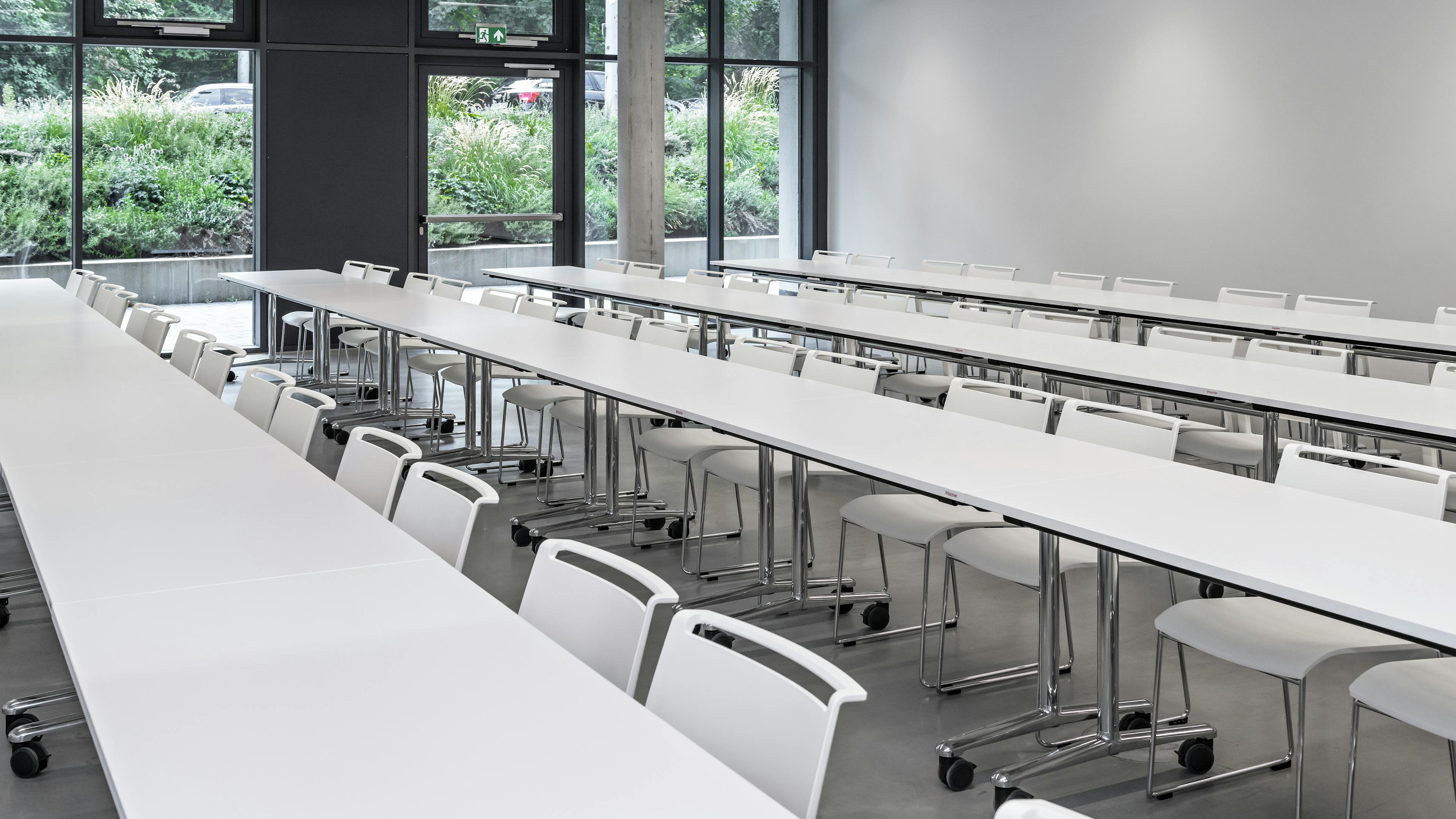 Duale Hochschule Baden-Württemberg | klif Stapelstuhl | klif Barhocker | multiform Schwenktisch