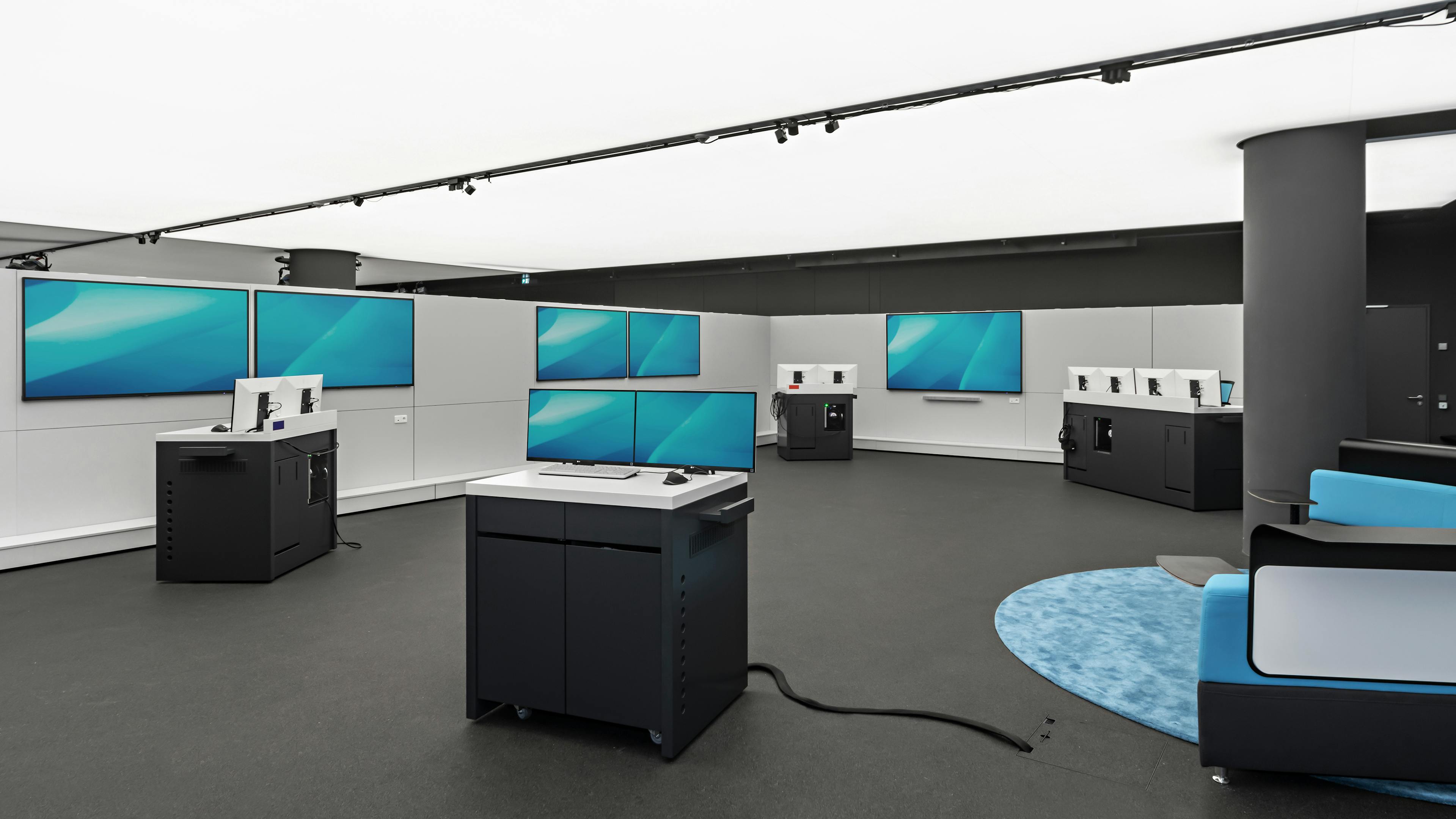 Forschungs- und Innovationszentrum (FIZ) der BMW Group in München | maßgeschneiderte Medienstelen und Technikkonsolen