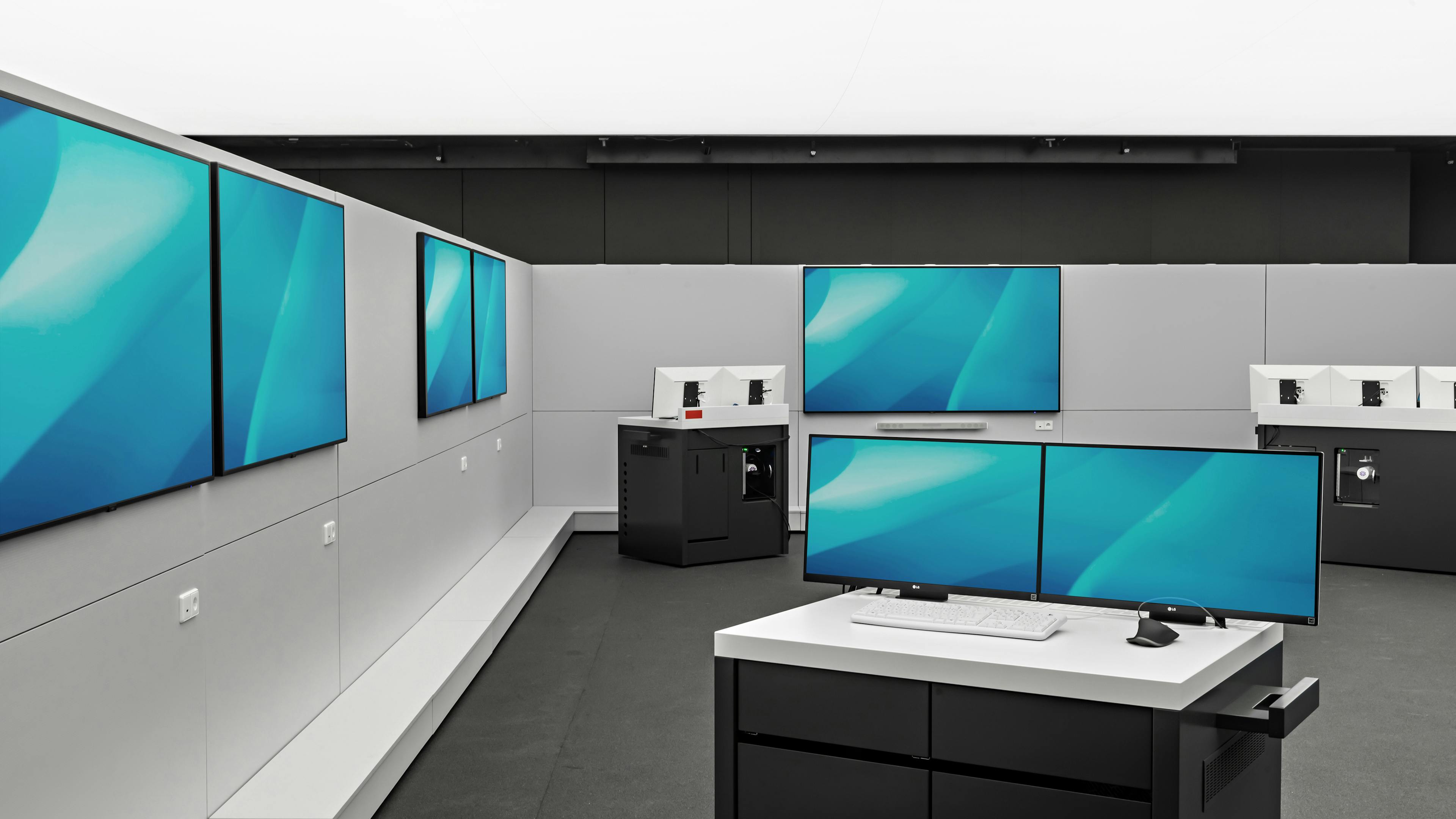 Forschungs- und Innovationszentrum (FIZ) der BMW Group in München | maßgeschneiderte Medienstelen und Technikkonsolen