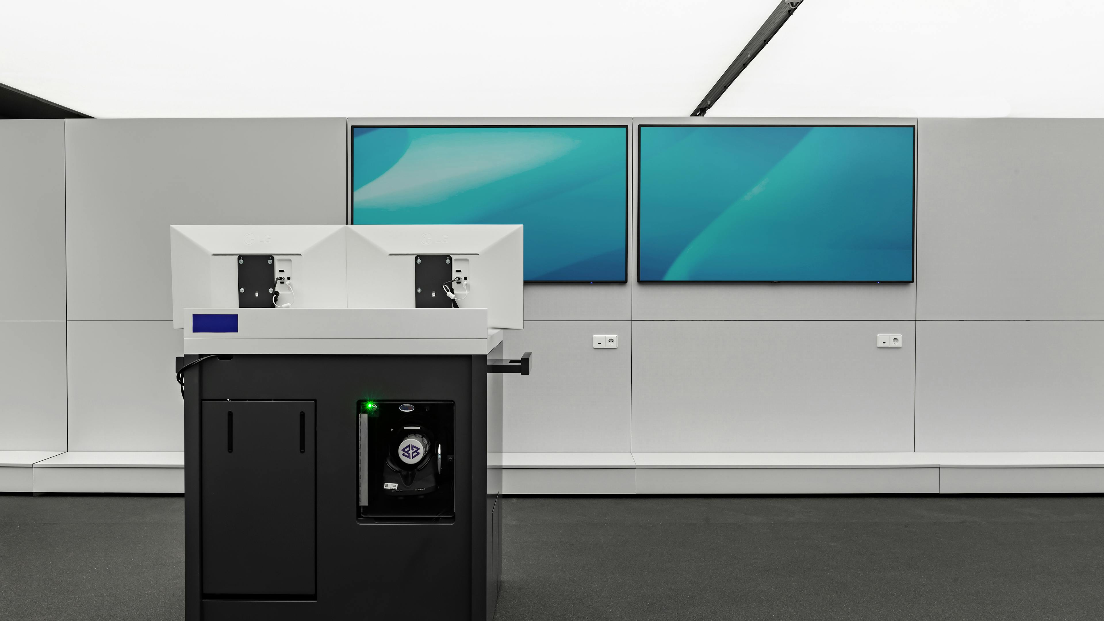 Forschungs- und Innovationszentrum (FIZ) der BMW Group in München | maßgeschneiderte Medienstelen und Technikkonsolen