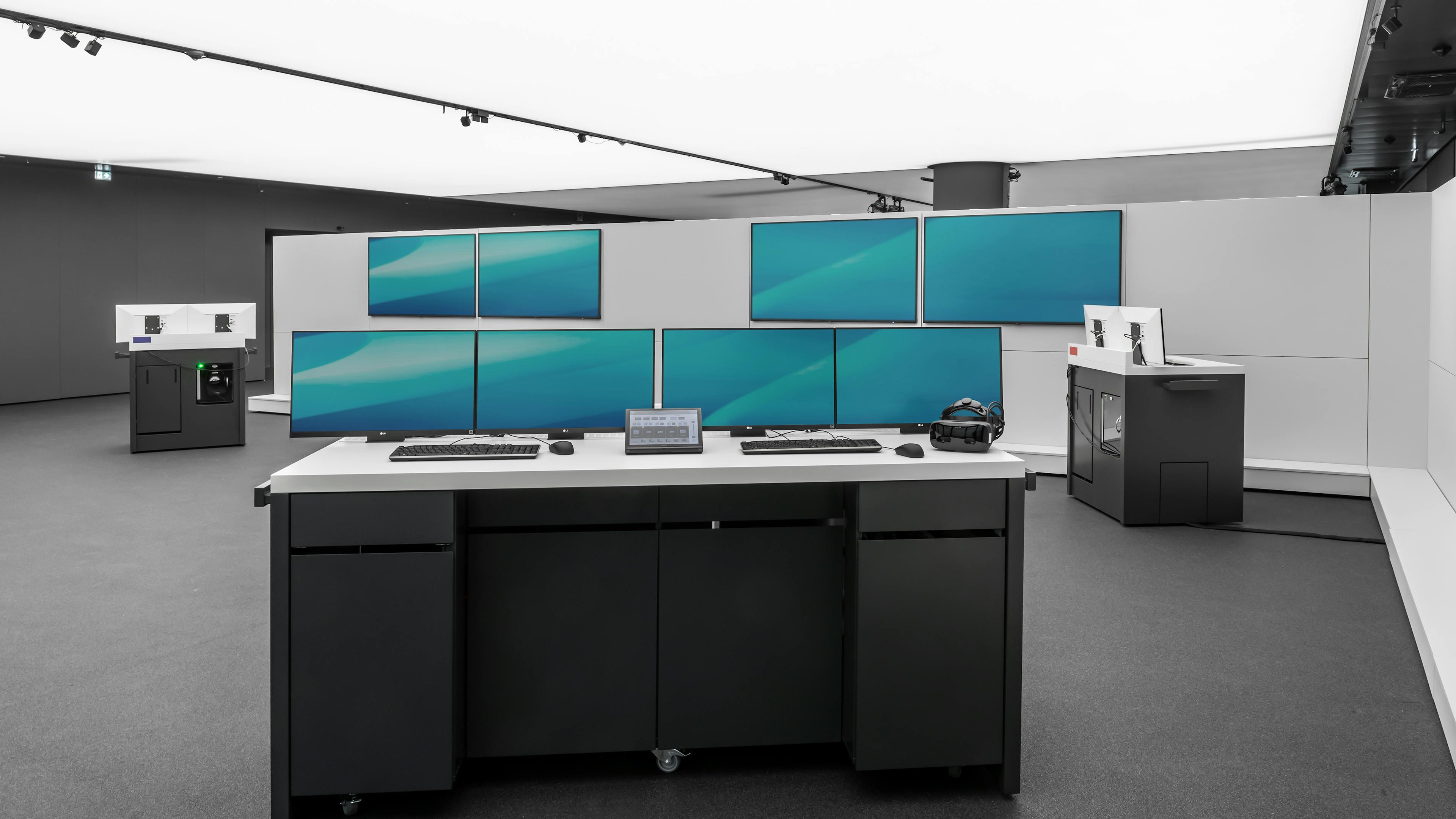 Forschungs- und Innovationszentrum (FIZ) der BMW Group in München | maßgeschneiderte Medienstelen und Technikkonsolen