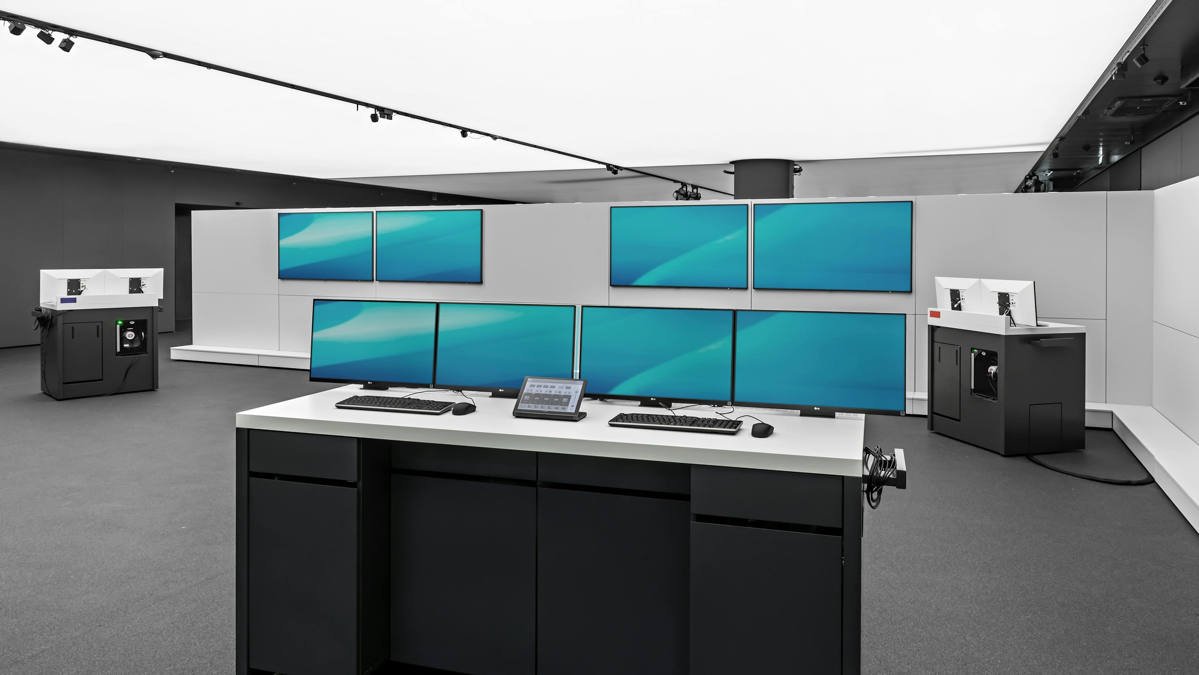 Forschungs- und Innovationszentrum (FIZ) der BMW Group in München | maßgeschneiderte Medienstelen und Technikkonsolen