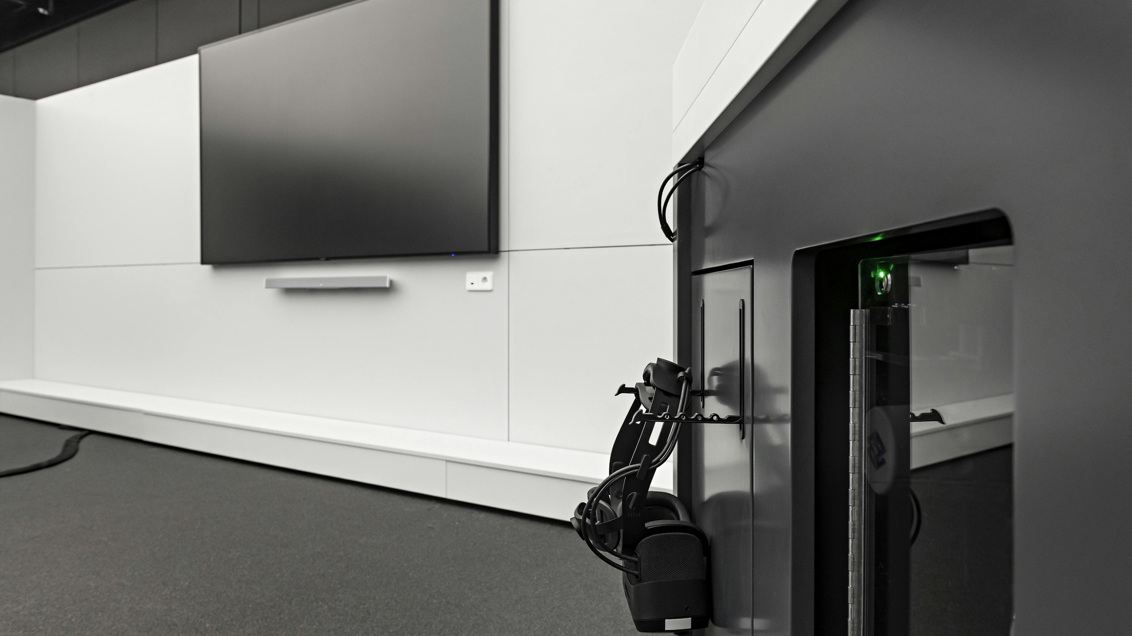 Forschungs- und Innovationszentrum (FIZ) der BMW Group in München | maßgeschneiderte Medienstelen und Technikkonsolen